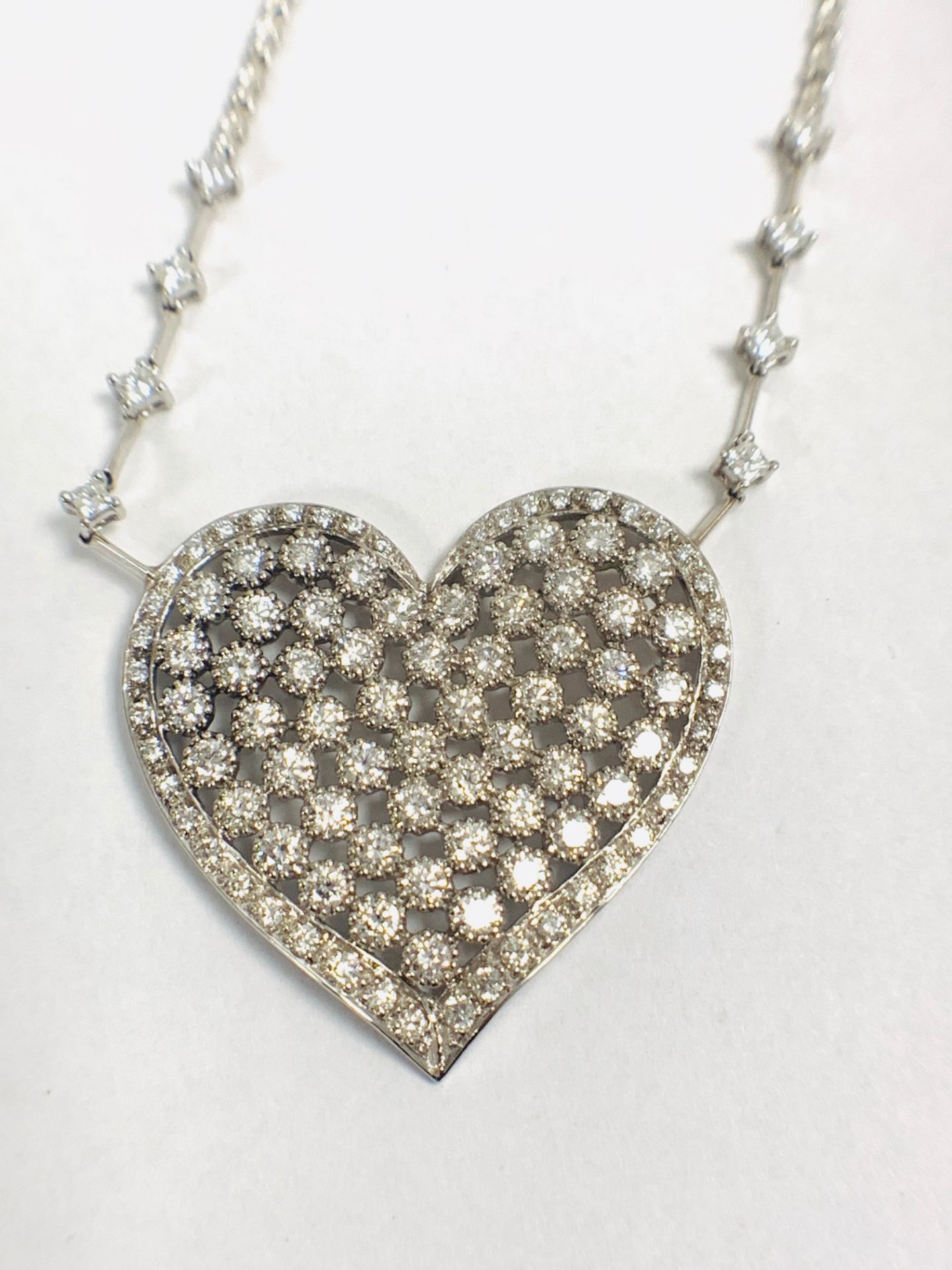 18ct White Gold Diamond Heart Necklace - Image 8 of 12