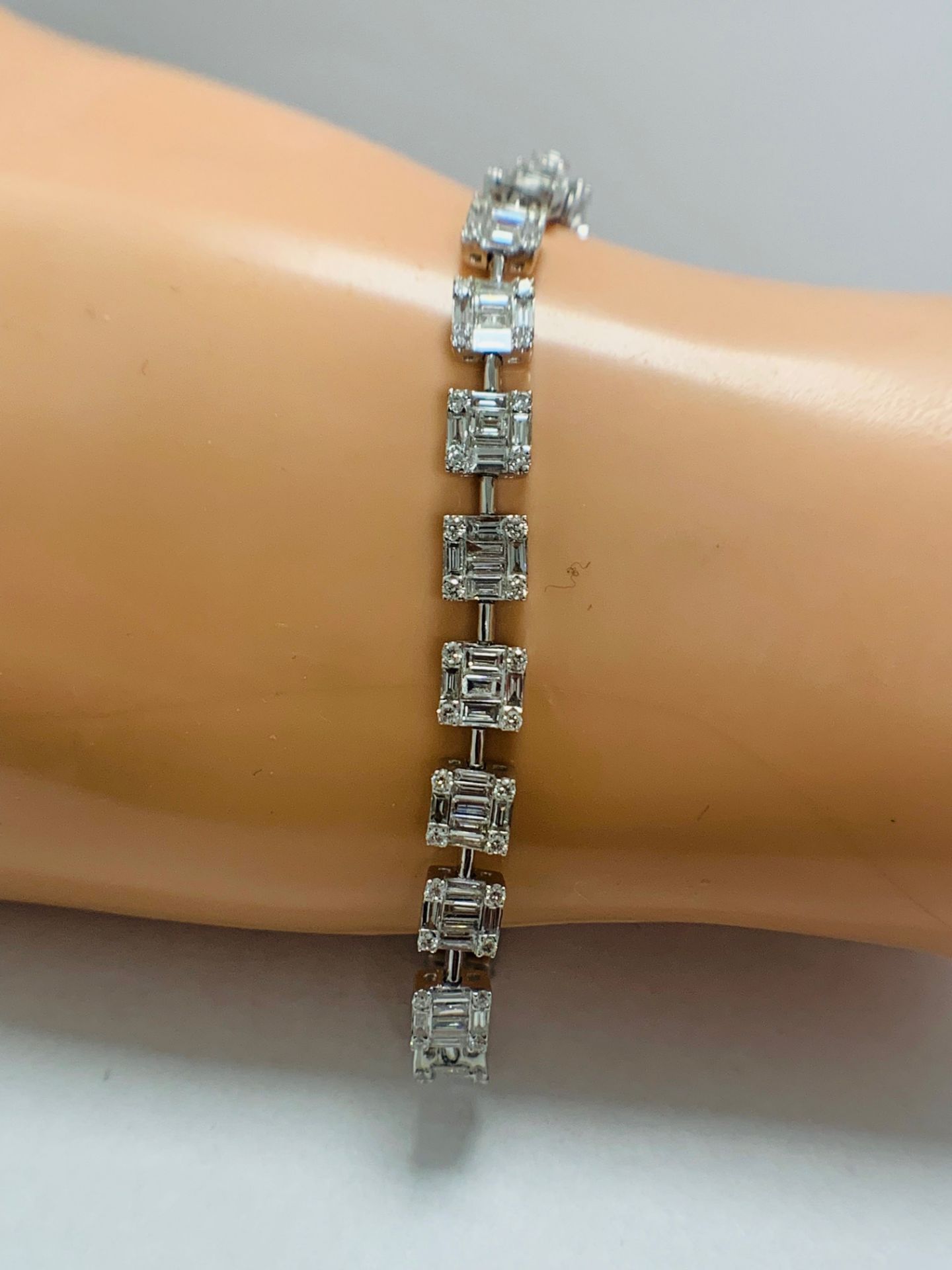 18ct White Gold Diamond Bracelet - Image 9 of 14
