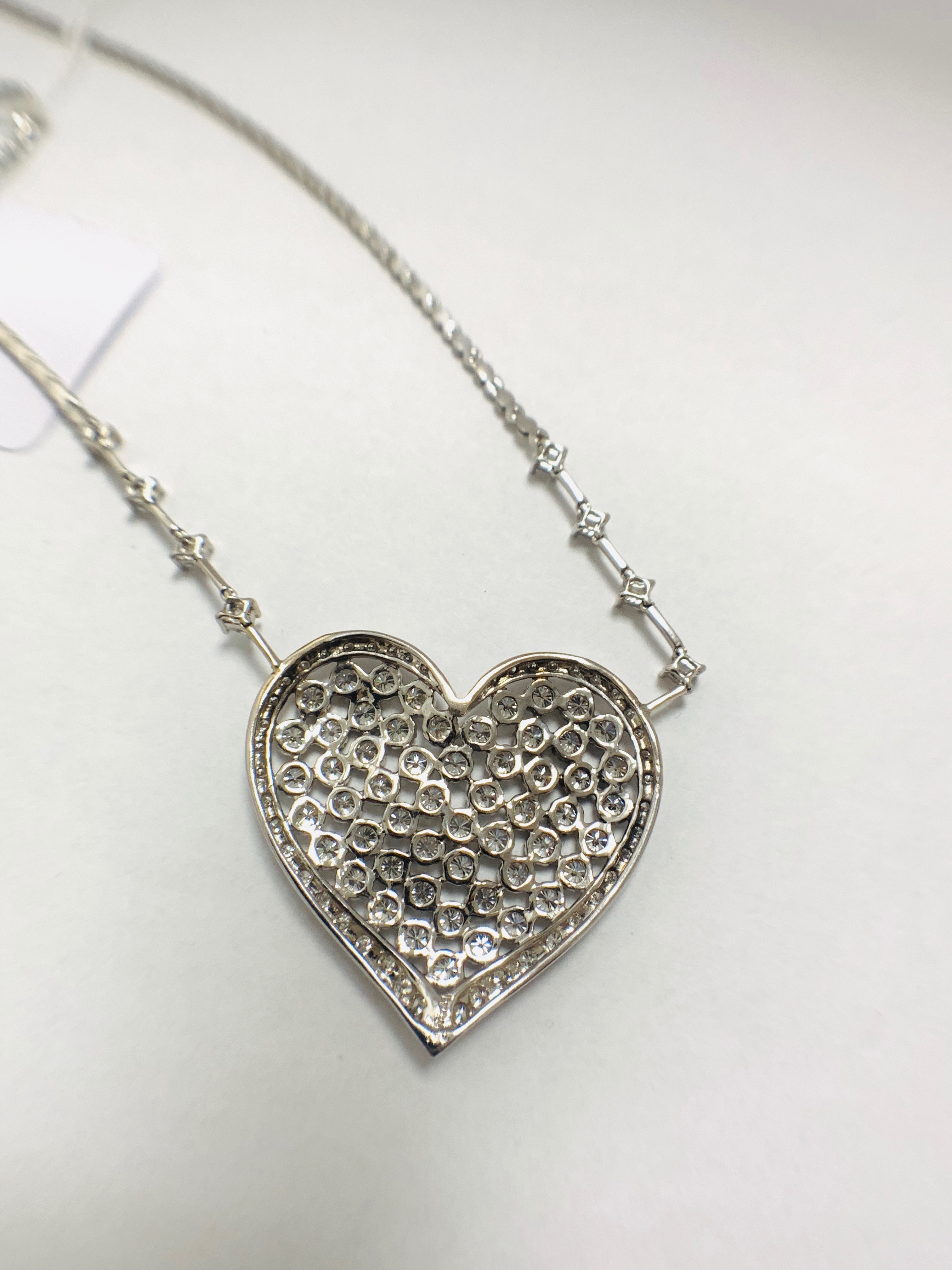 18ct White Gold Diamond Heart Necklace - Image 5 of 12