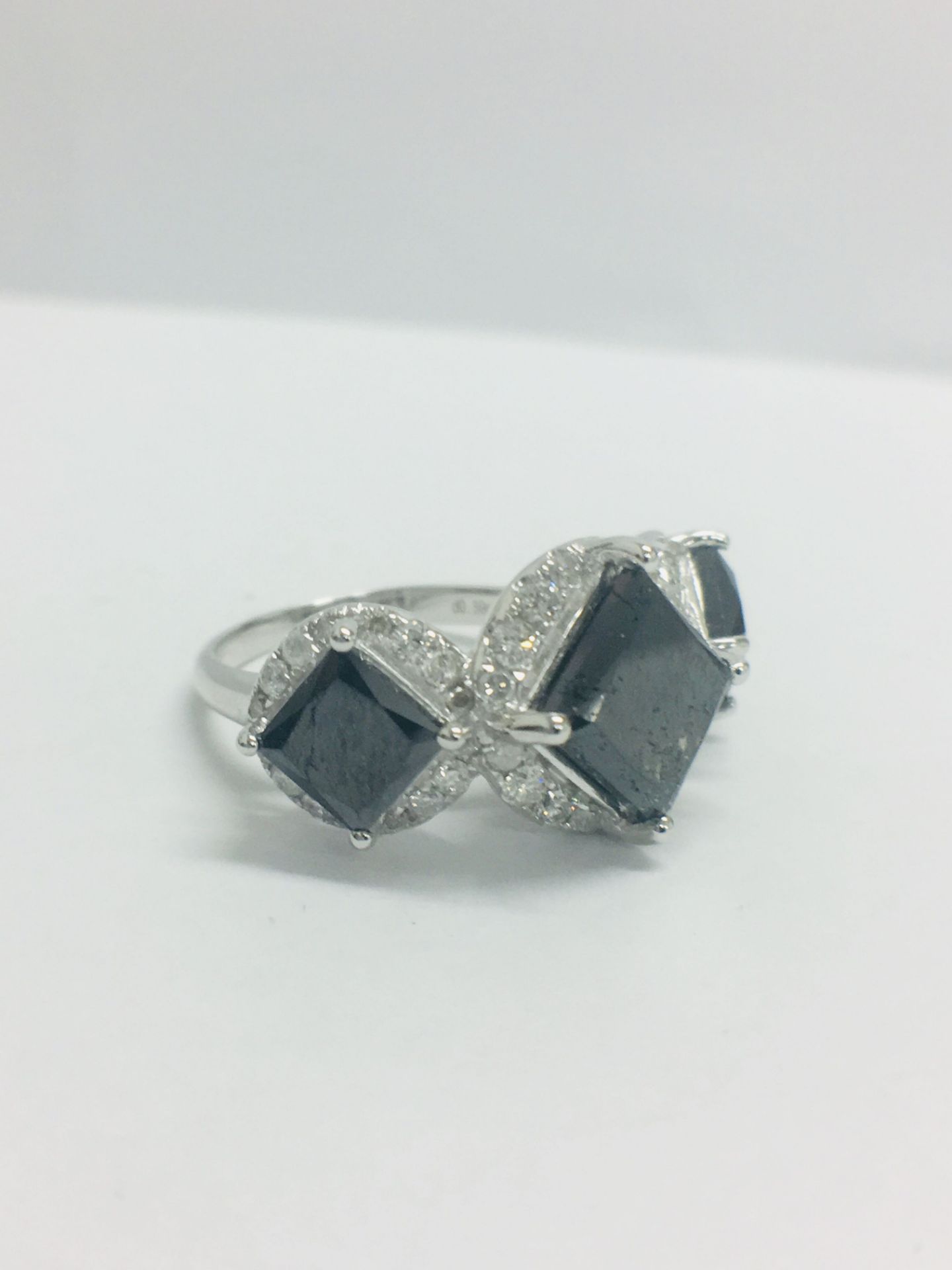 14ct White Gold Black Diamond Trilogy Ring - Image 7 of 10