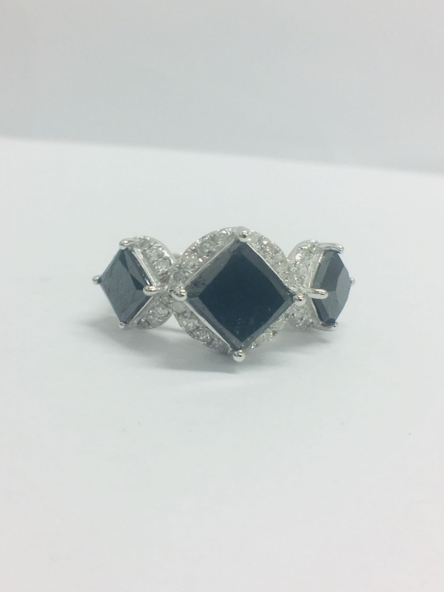 14ct White Gold Black Diamond Trilogy Ring - Image 8 of 10