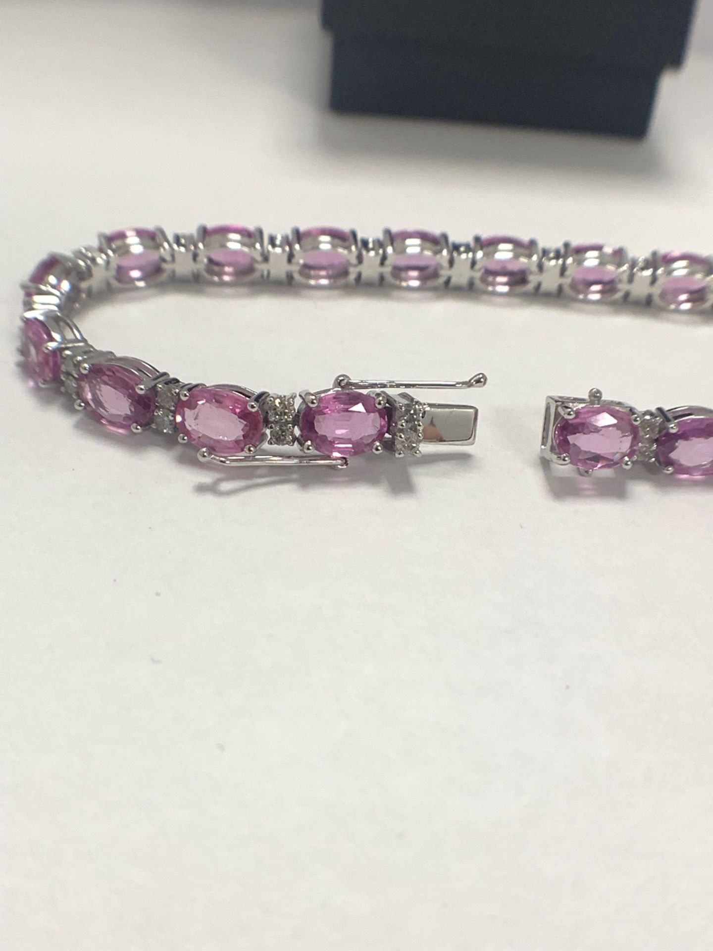 14ct White Gold Sapphire and Diamond bracelet featuring, 19 oval cut, pink Sapphires (15.93ct TSW) - Image 5 of 11
