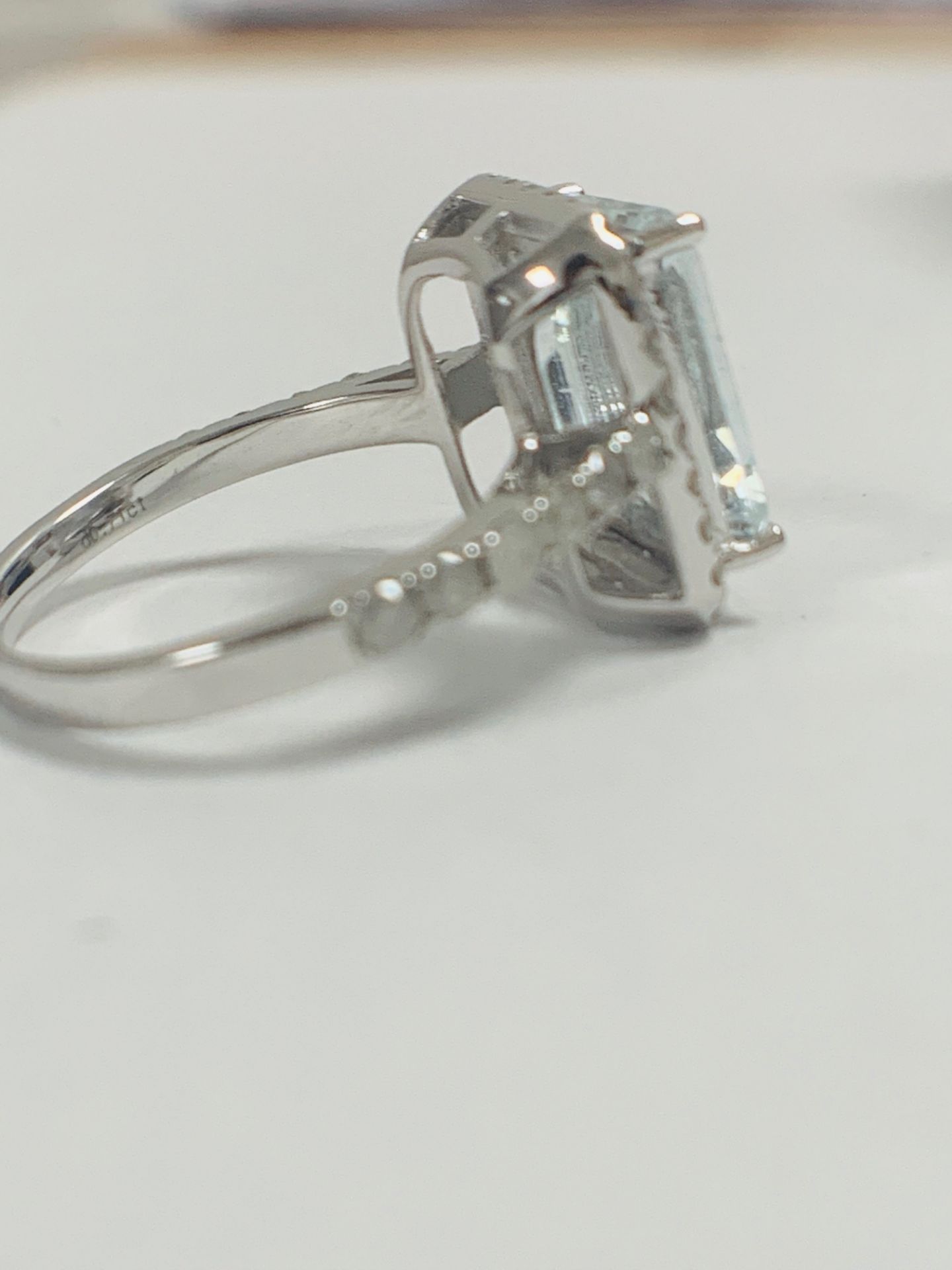 14ct White Gold Aquamarine and Diamond ring - Image 8 of 12