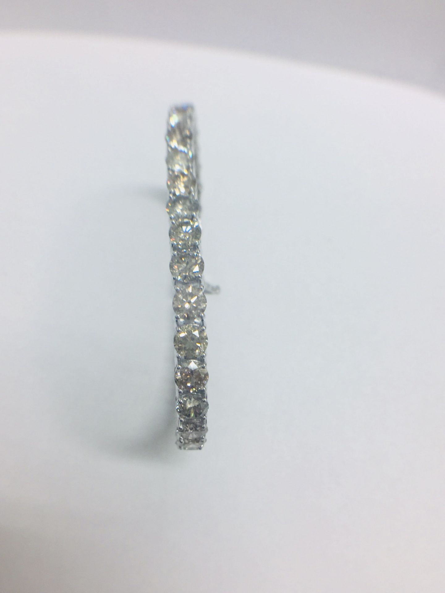 18ct White Gold Diamond Tennis Bracelet - Image 6 of 16