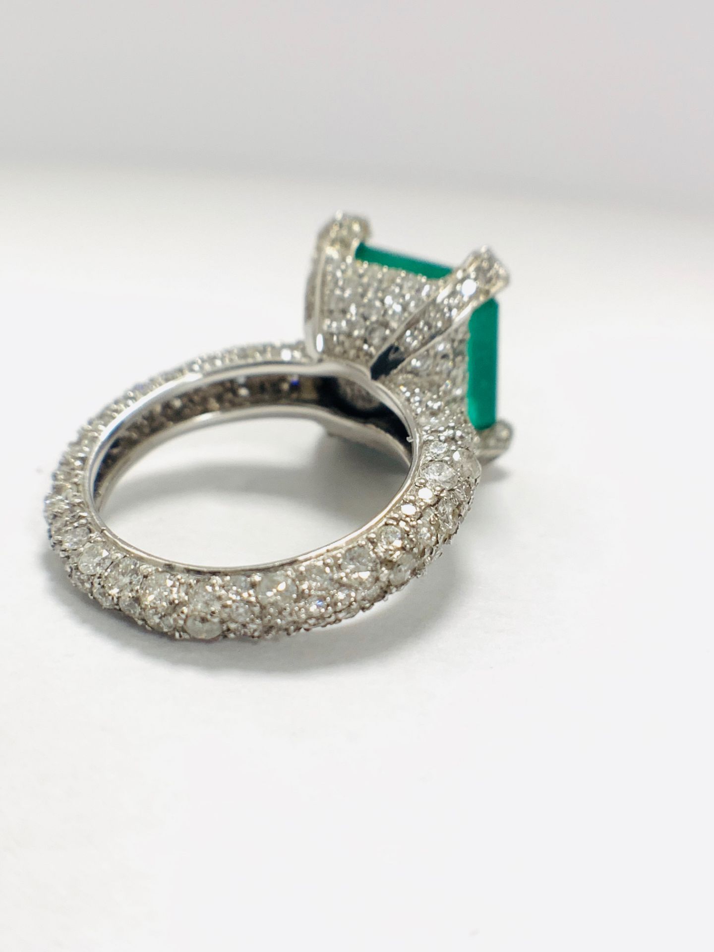 Platinum Emerald and Diamond ring - Image 7 of 17
