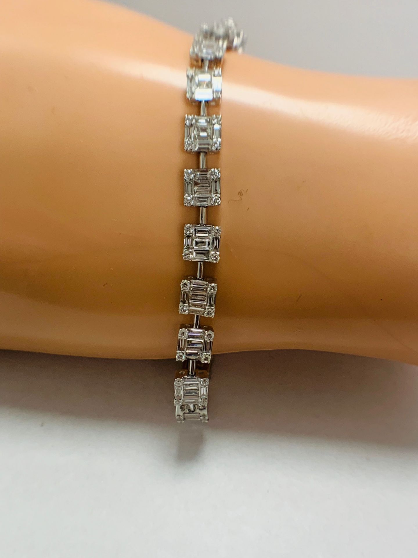 18ct White Gold Diamond Bracelet - Image 10 of 14