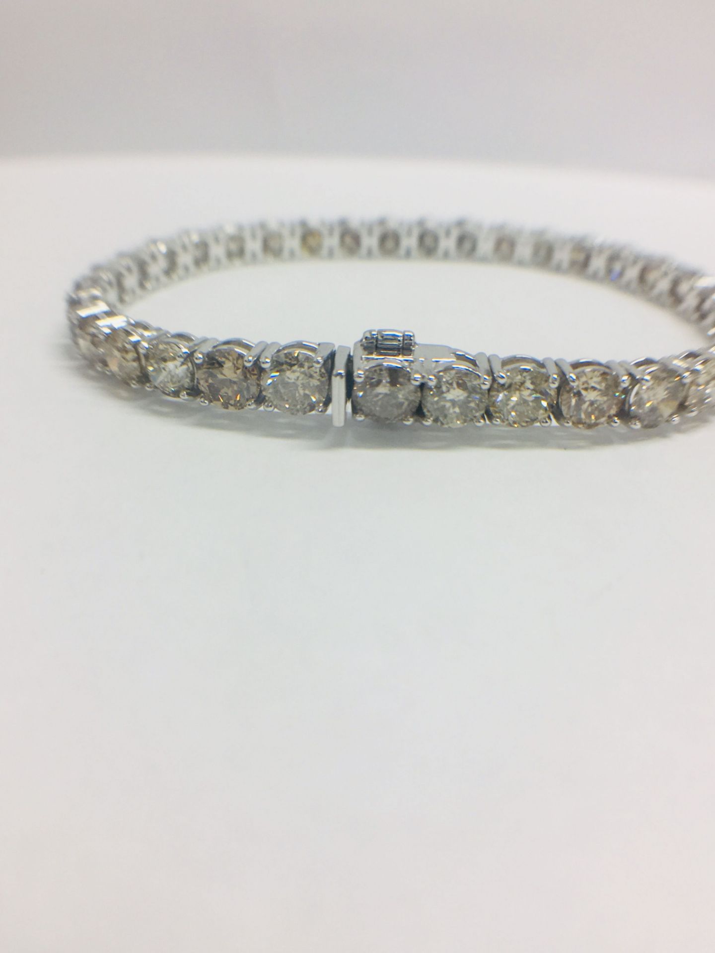 18ct White Gold Diamond Tennis Bracelet - Image 2 of 16