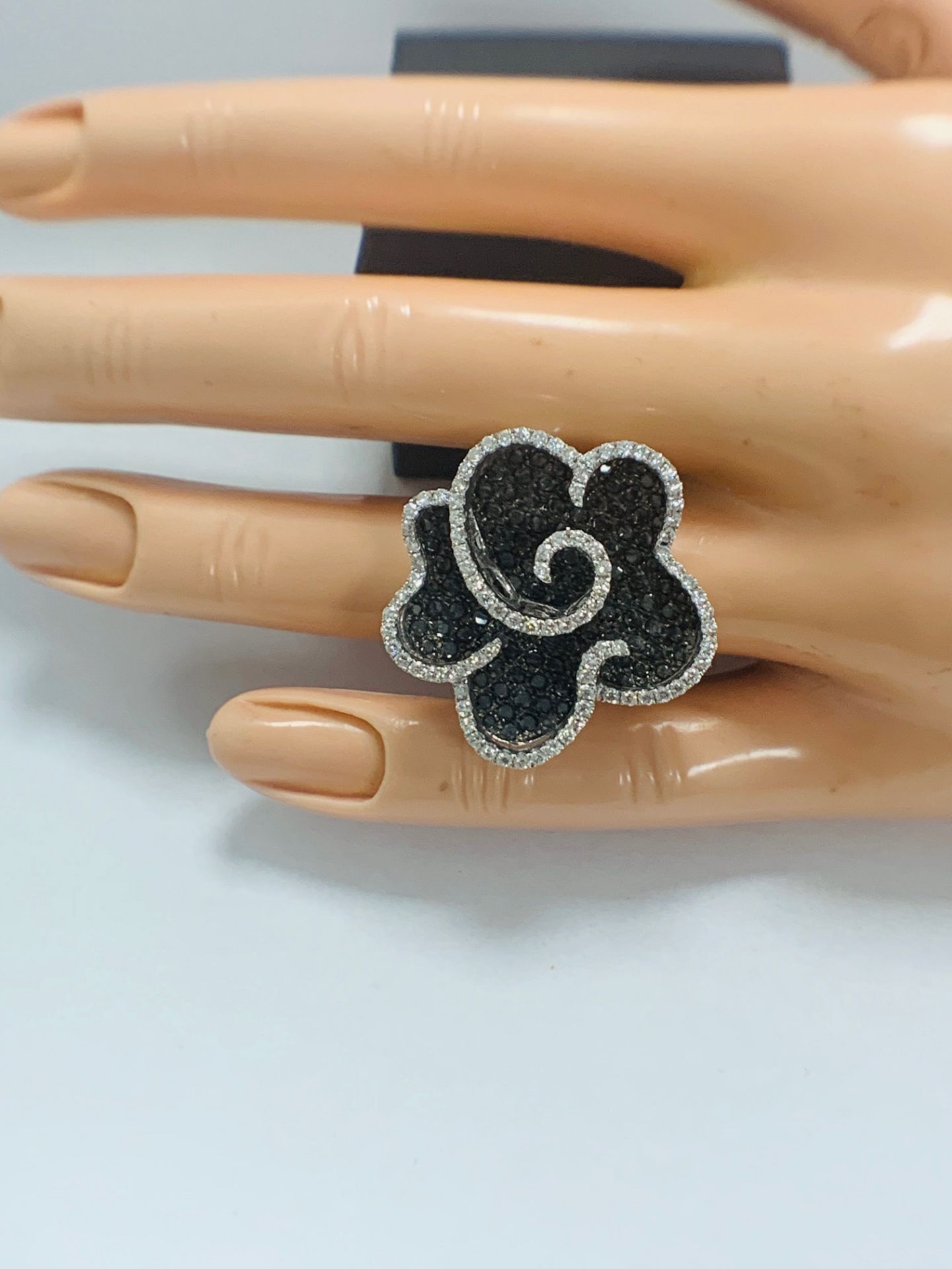 18ct White Gold Diamond flower design ring featuring 123 round cut, black Diamonds (2.25ct TBDW) - Image 11 of 13