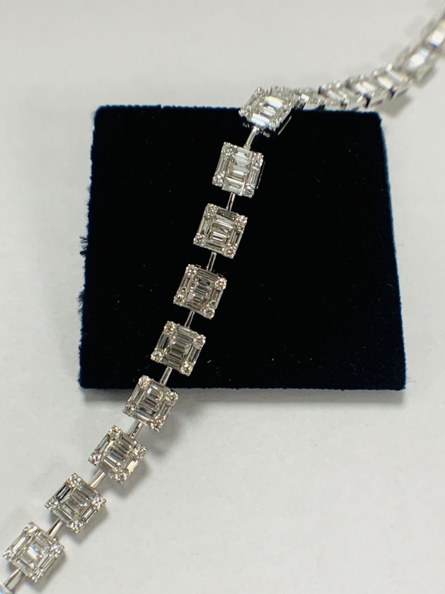 18ct White Gold Diamond Bracelet - Image 13 of 14