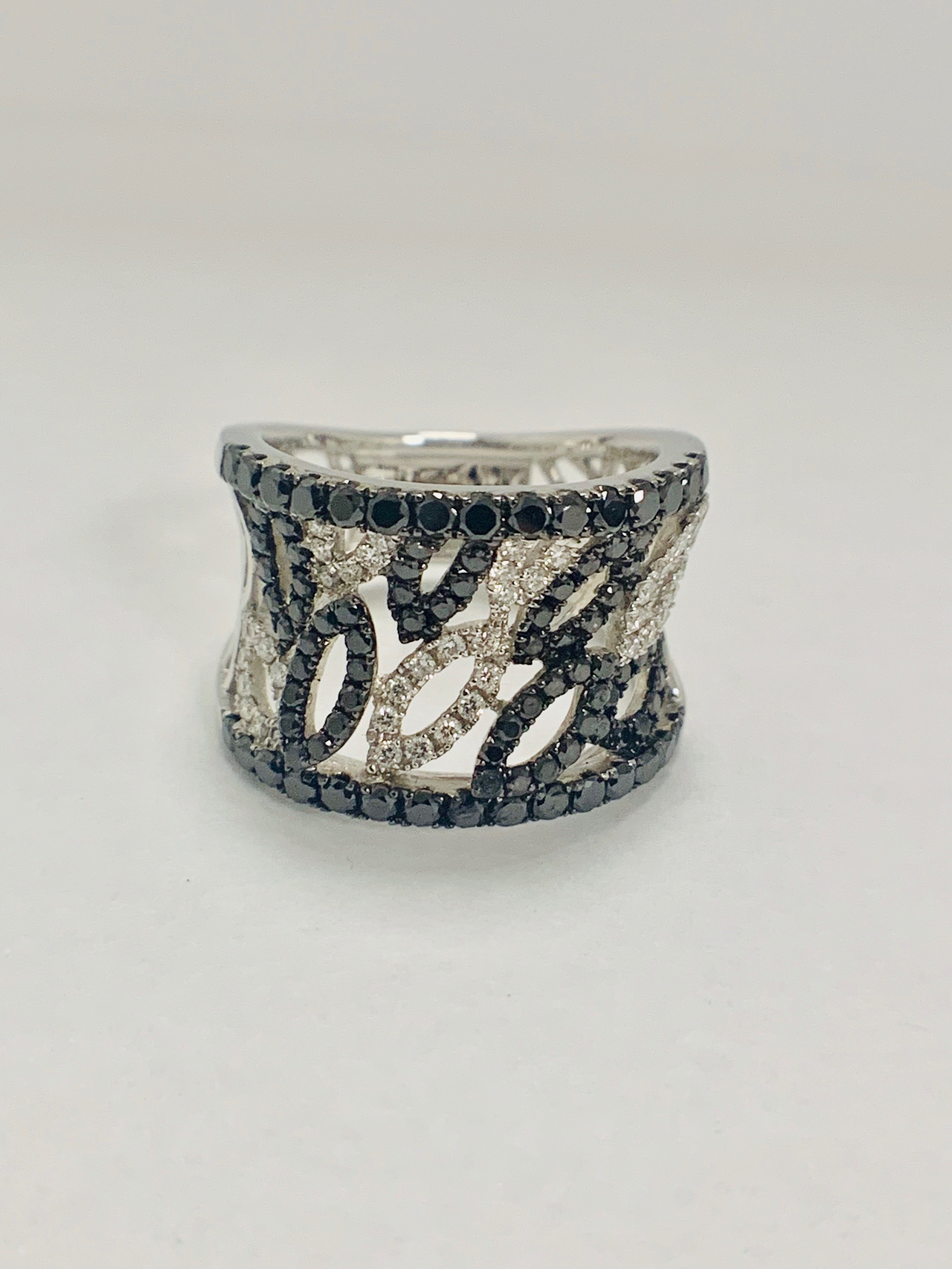 18ct White Gold Diamond Ring featuring 90 Round Cut, Black Diamonds (1.14ct TBDW) - Image 3 of 15