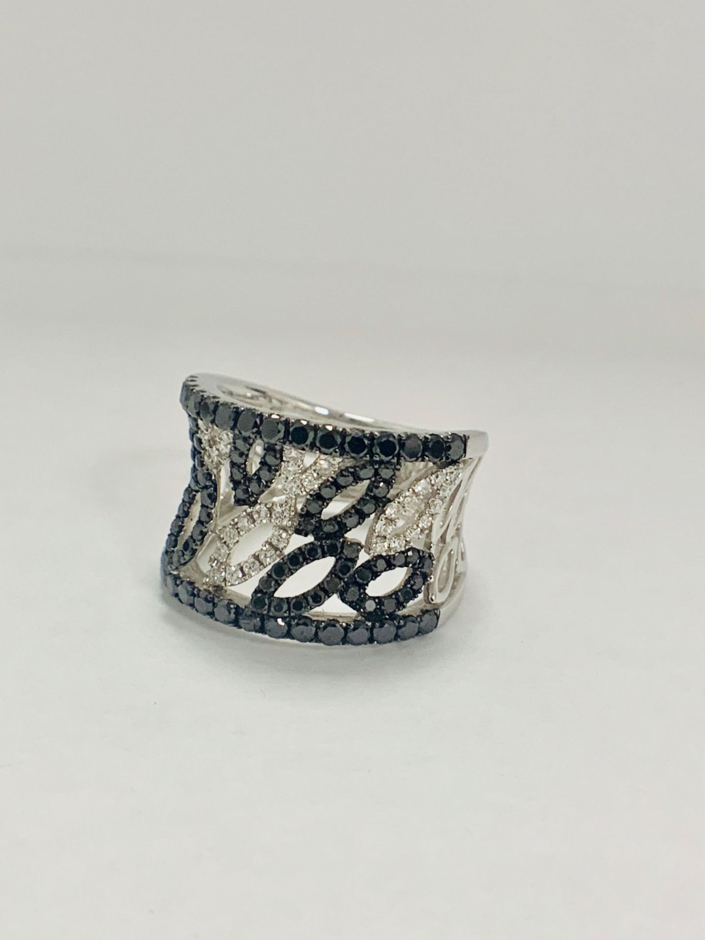 18ct White Gold Diamond Ring featuring 90 Round Cut, Black Diamonds (1.14ct TBDW) - Image 4 of 15