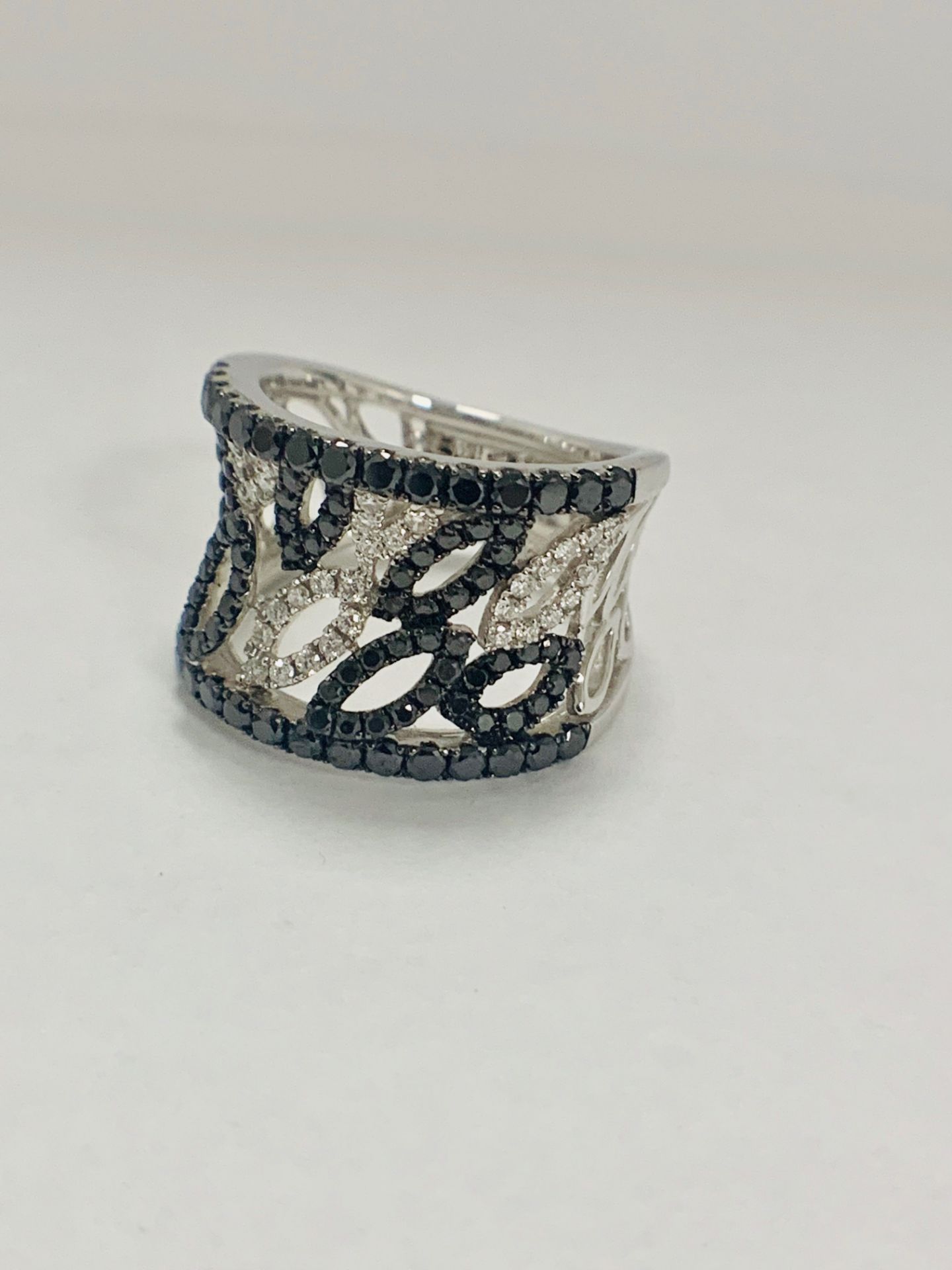 18ct White Gold Diamond Ring featuring 90 Round Cut, Black Diamonds (1.14ct TBDW) - Image 5 of 15
