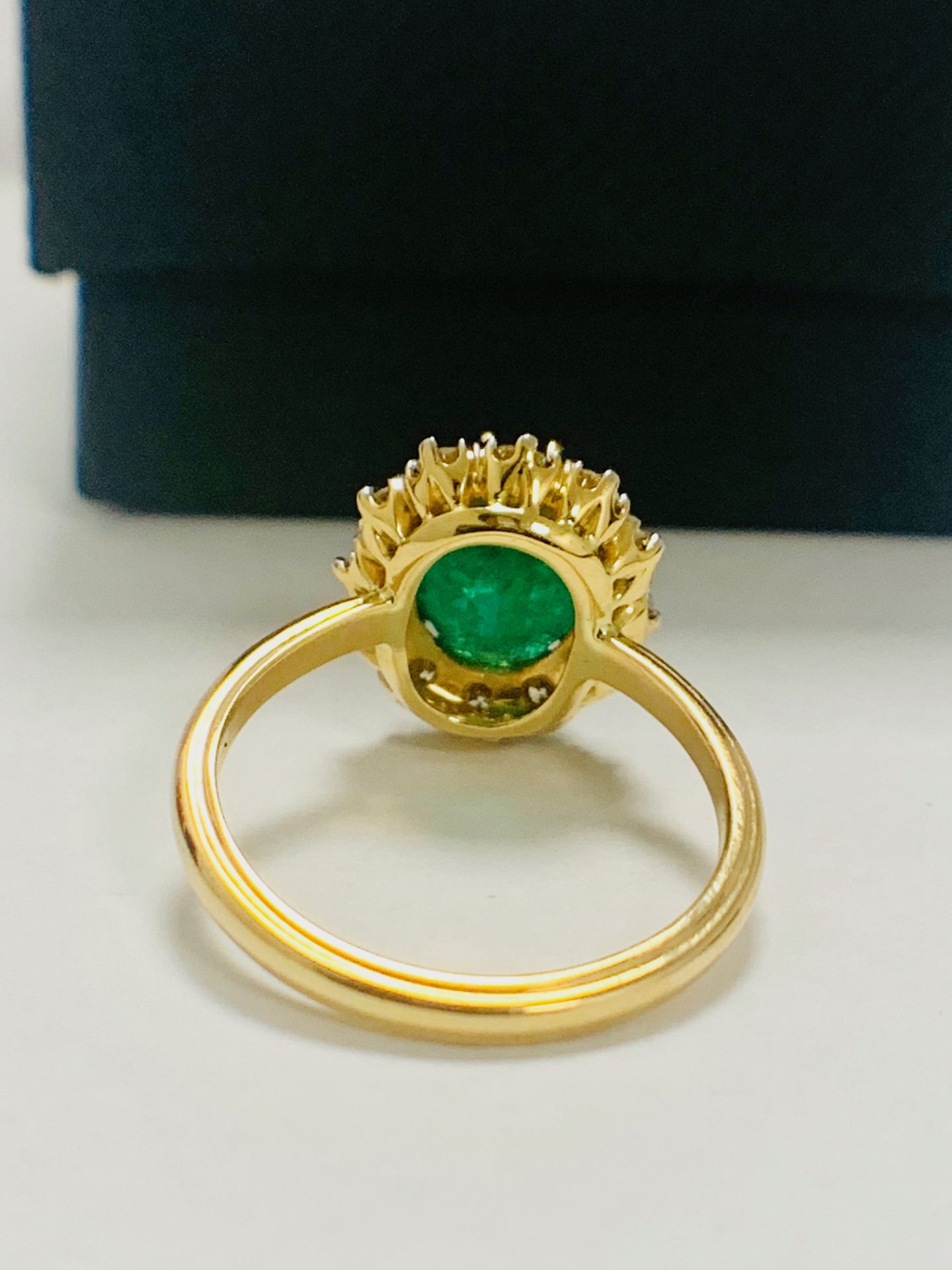 14ct Yellow Gold Emerald and Diamond Ring Featuring Centre, Oval Cut, Dark Green Emerald - Image 5 of 12