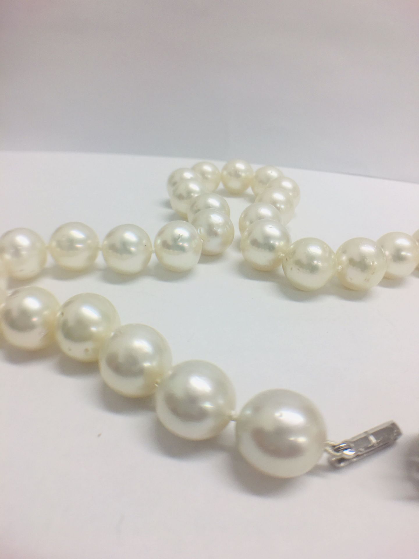 Strand 35 South Sea Pearls with 14ct White Gold Filagree Style Ball - Image 3 of 9