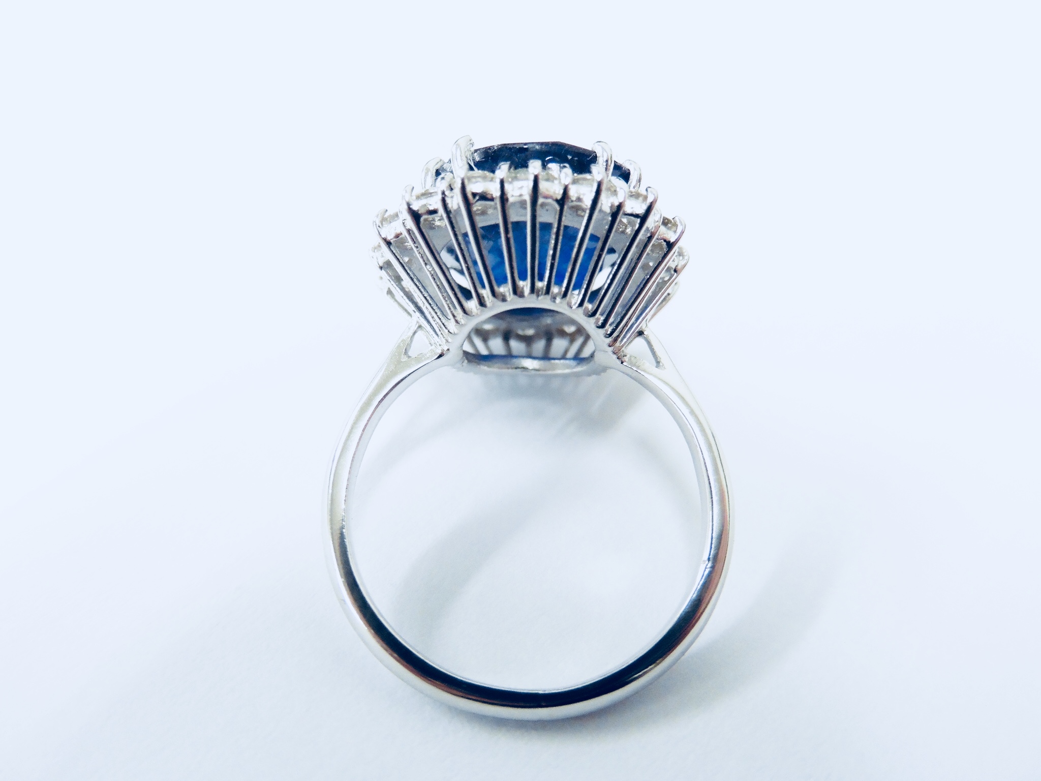 10Ct Sapphire And Diamond Cluster Ring. - Image 4 of 5