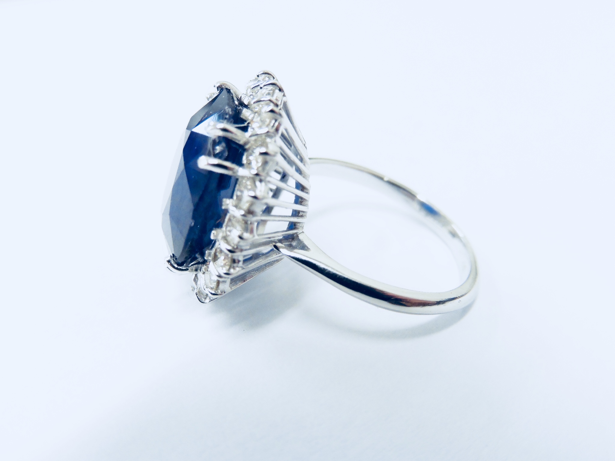 10Ct Sapphire And Diamond Cluster Ring. - Image 5 of 5