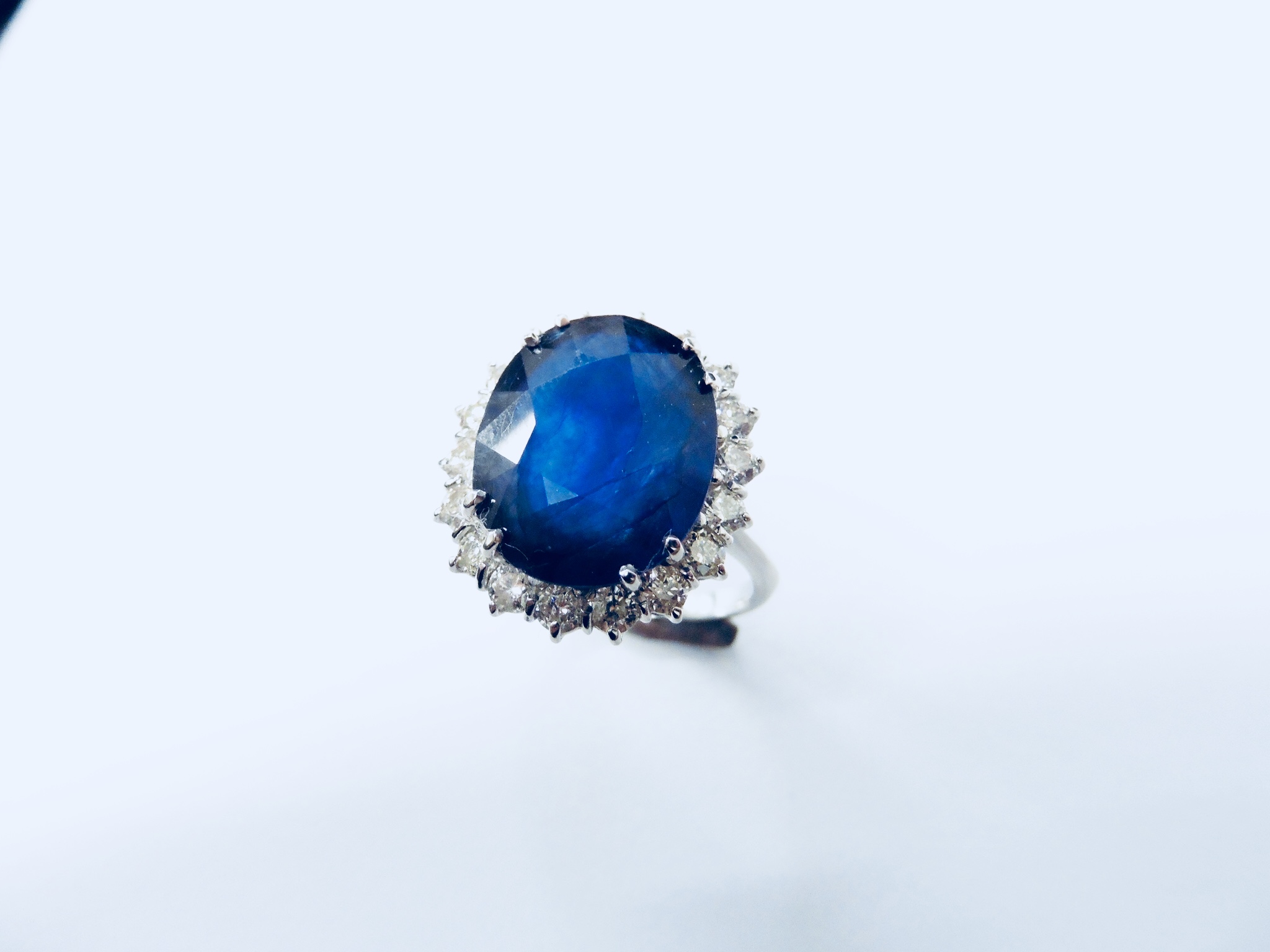 10Ct Sapphire And Diamond Cluster Ring. - Image 3 of 5