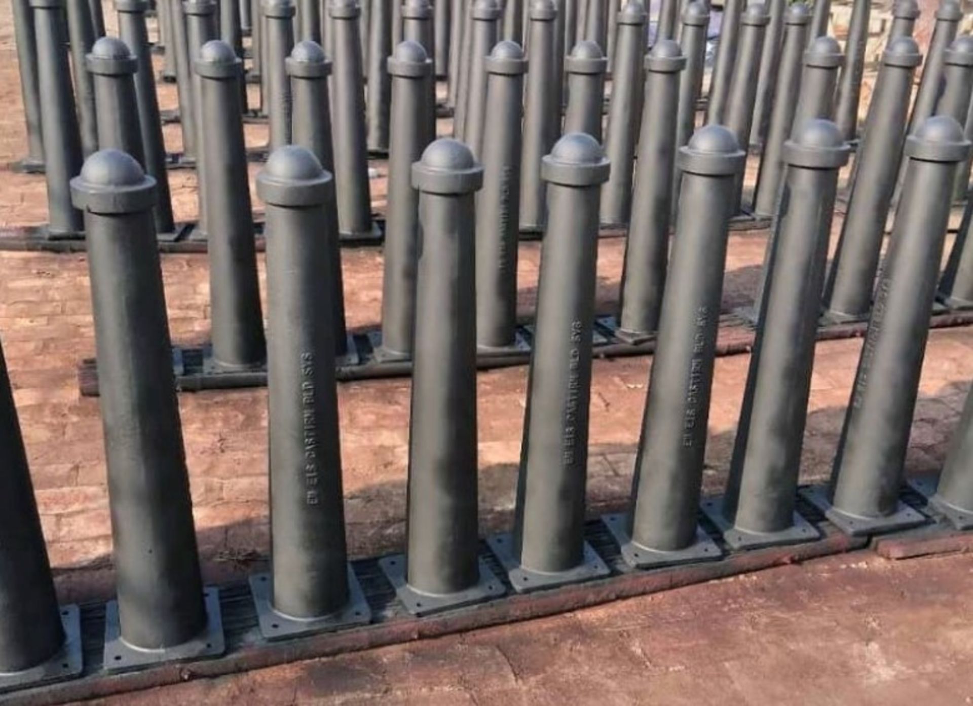 1 CAST IRON PEDESTRIAN BOLLARD