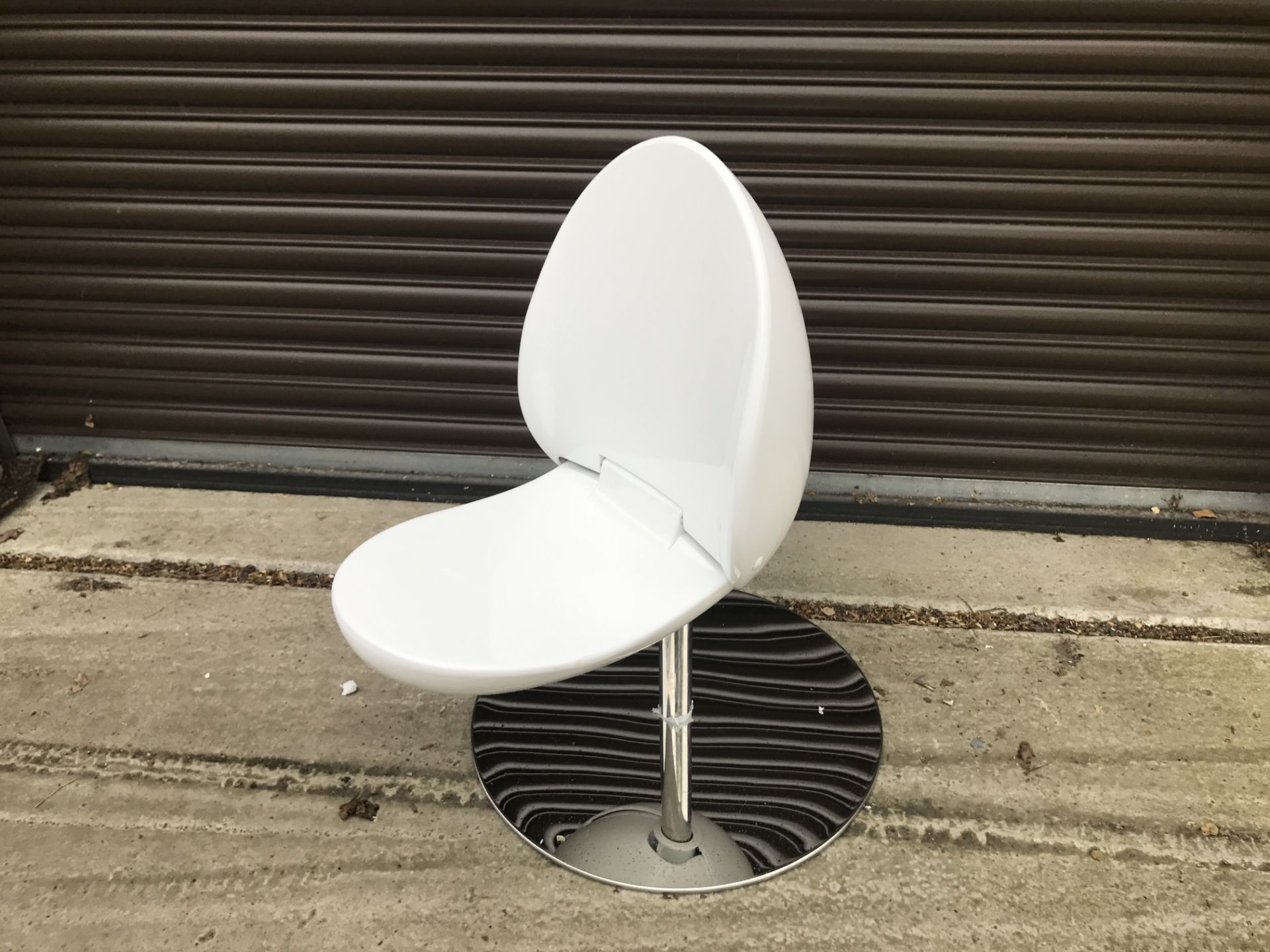 HEAVY CHROME AND PLASTIC ICON TULIP CHAIR