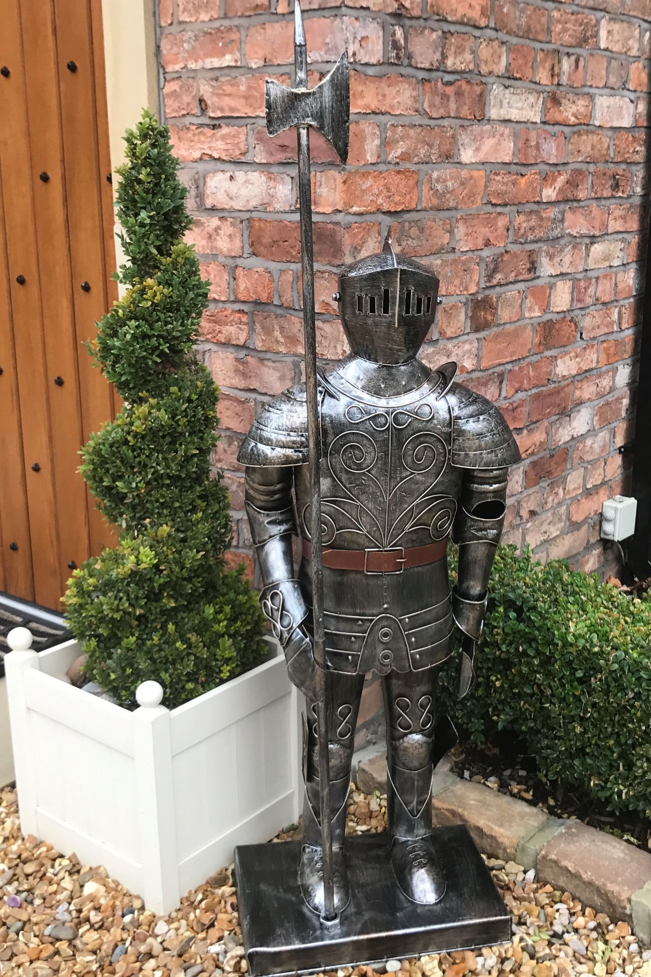 LARGE STANDING METAL SUIT ARMOUR