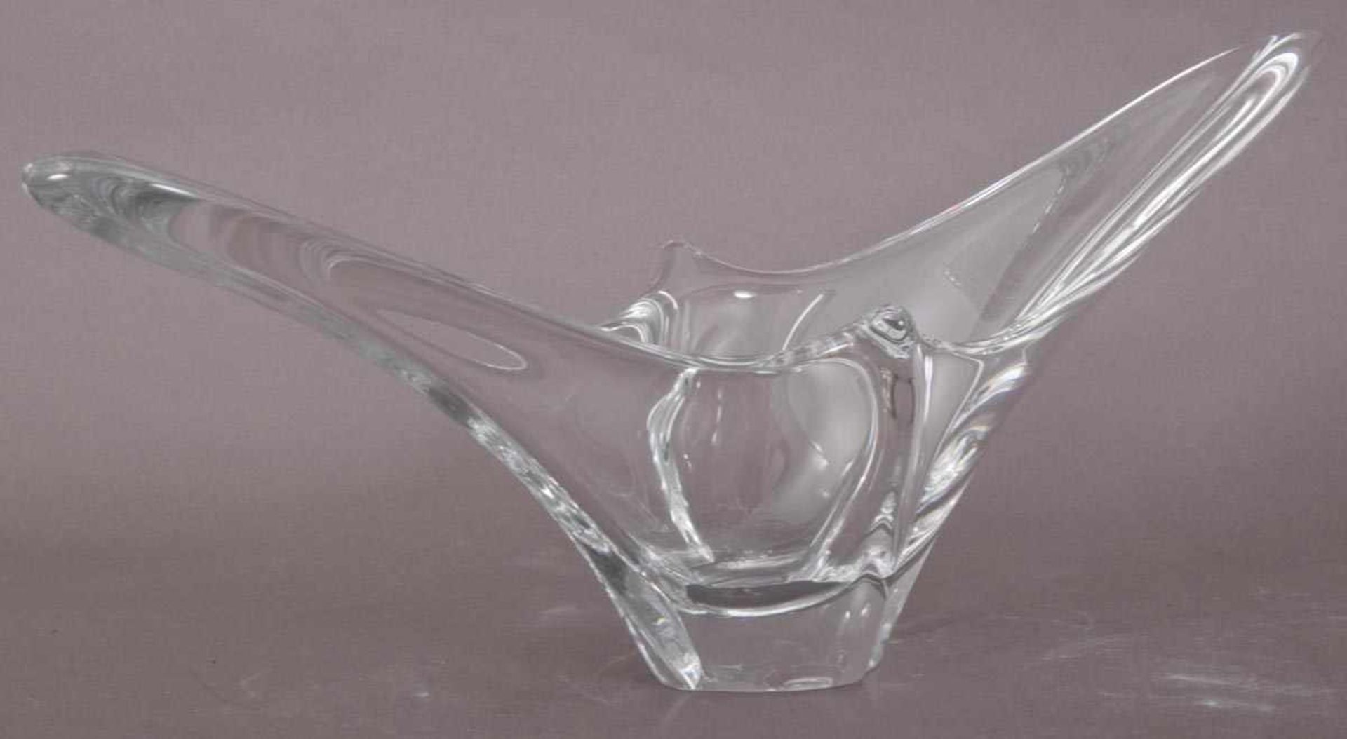 Längsovale, dickwandige Glasschale, seitlich signiert "Daum - France" Ca. 21 x 60 x 14,5 cm.