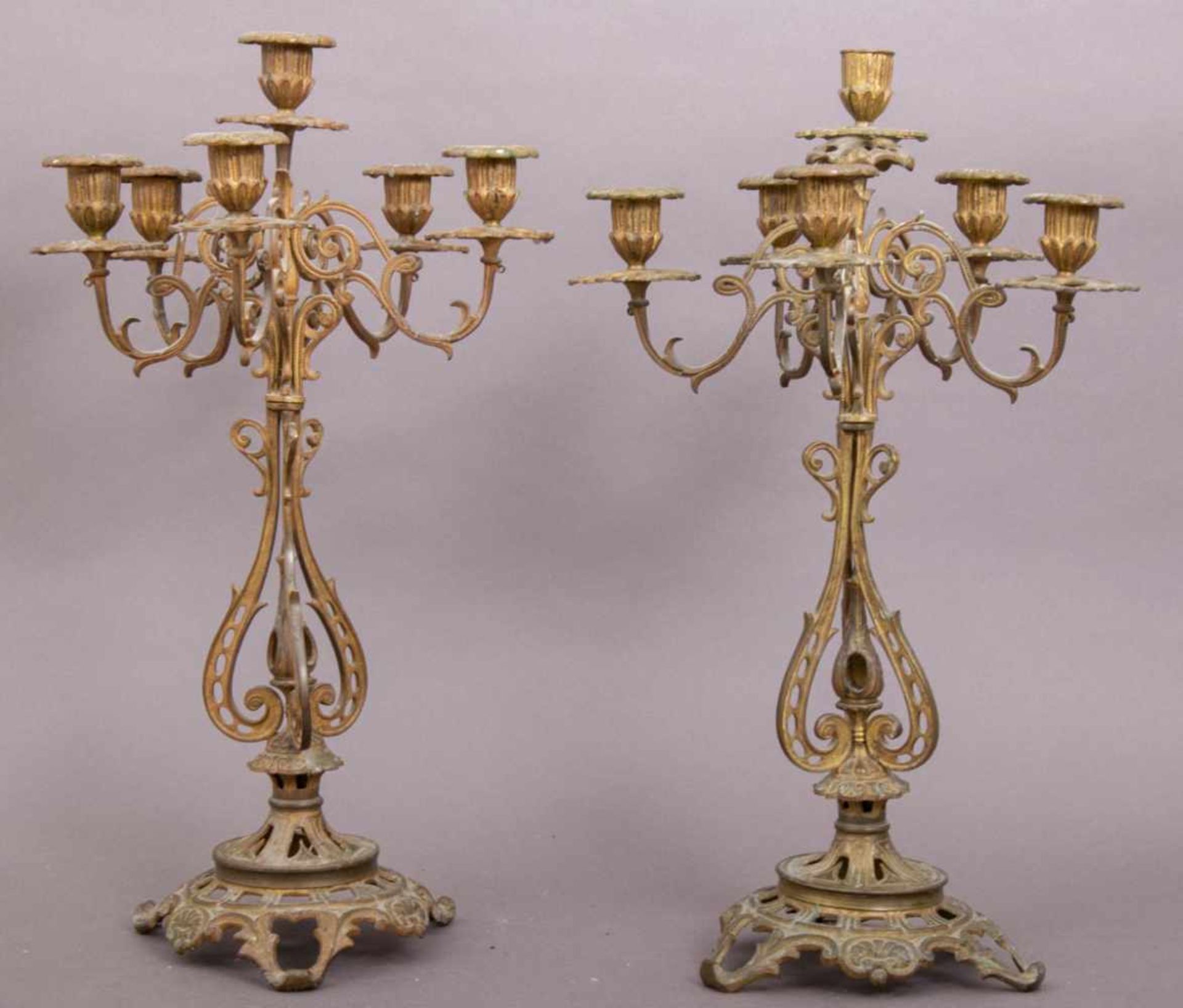 Paar 6armiger Tischkerzenleuchter, Messing. Historismus um 1900. Höhe je ca. 48 cm. 1 Tülle fehlt.