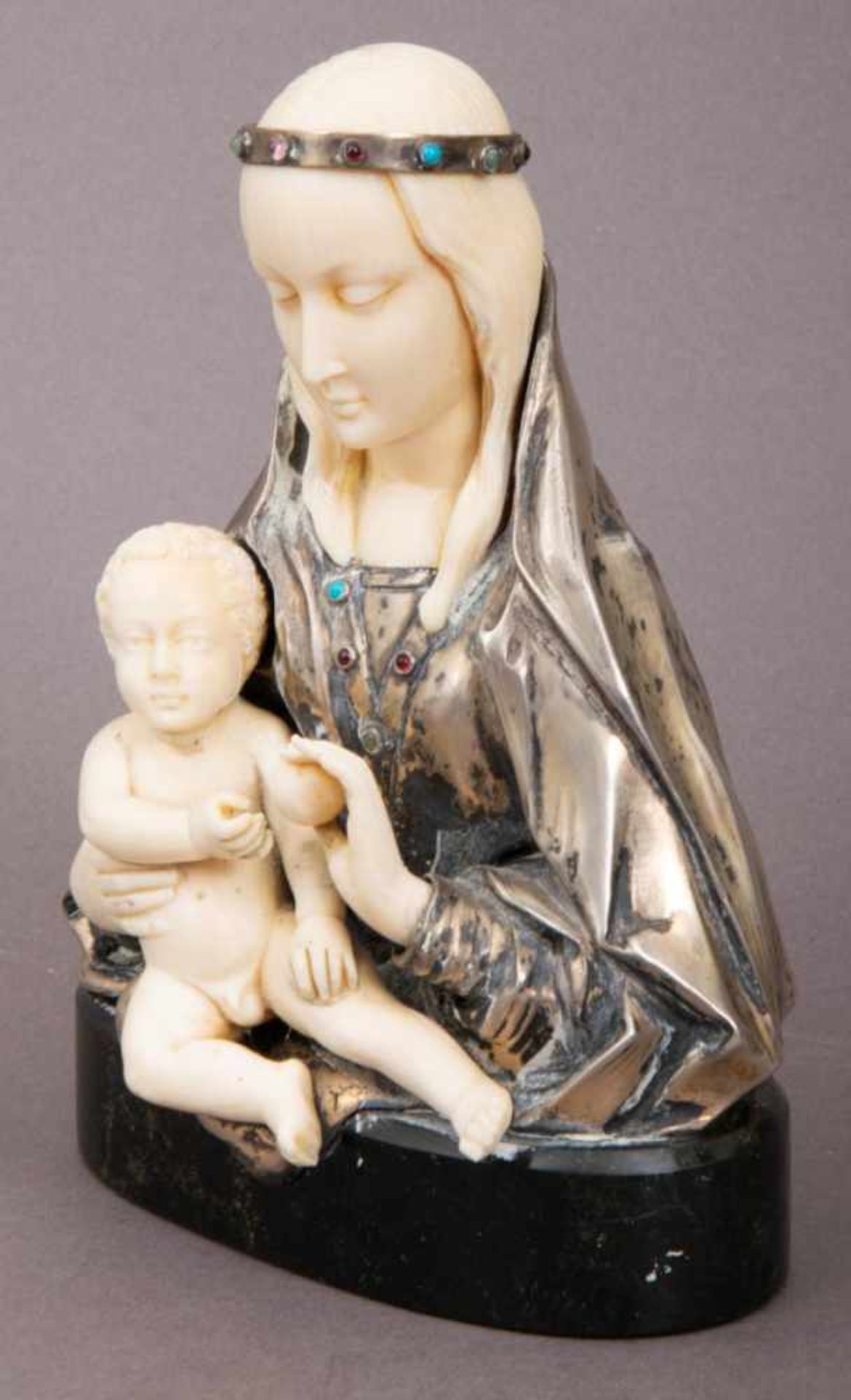 "Madonna - Maria mit dem Jesus-Knaben". Elfenbein geschnitzt, Silber mit Halbedelsteinbesatz. - Bild 2 aus 11