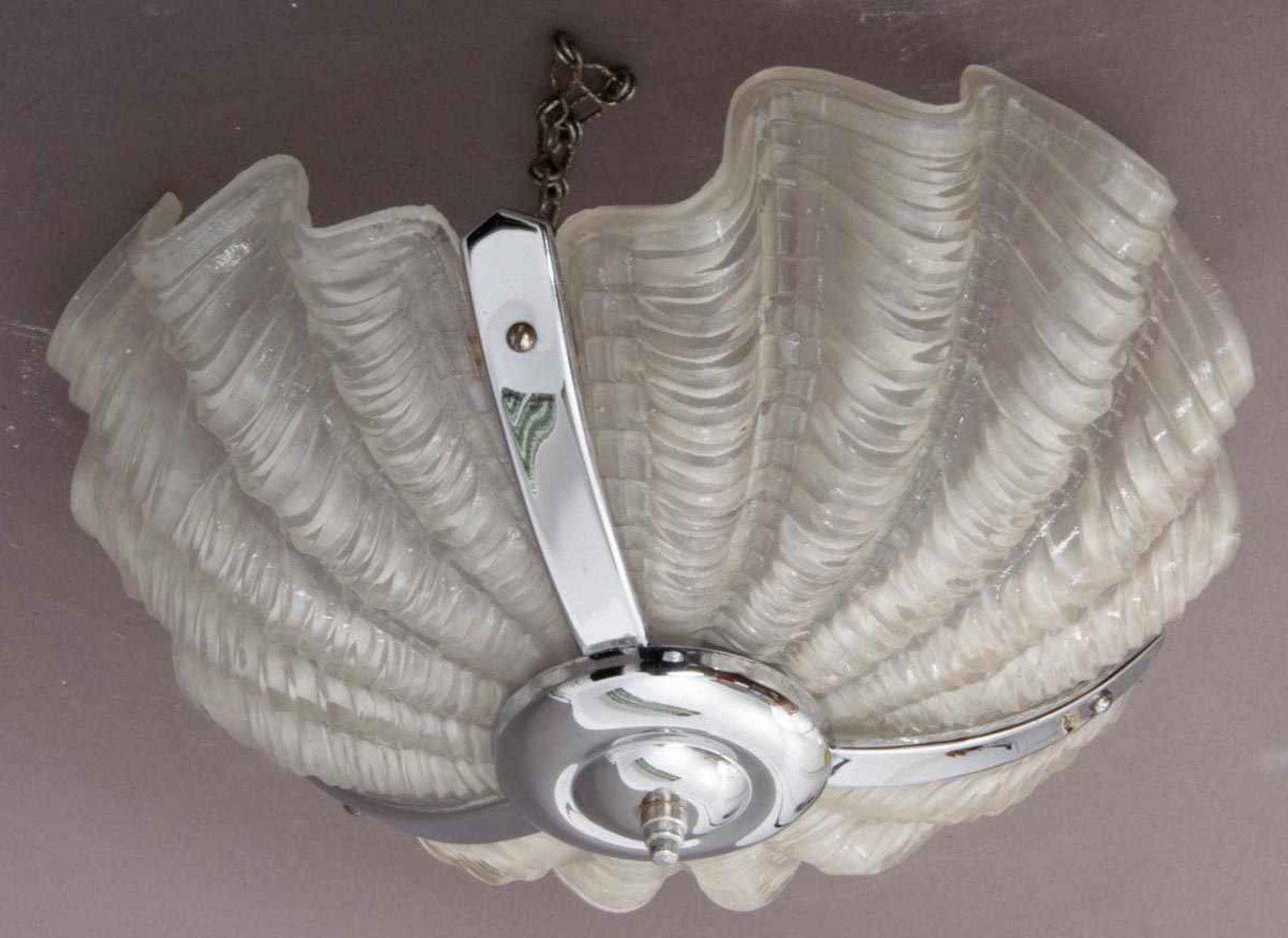 Deckenlampe, Art-Deco um 1920/30. Verchromte Metallfassung, muschelförmige Lampenschirmeinsätze. - Bild 4 aus 4