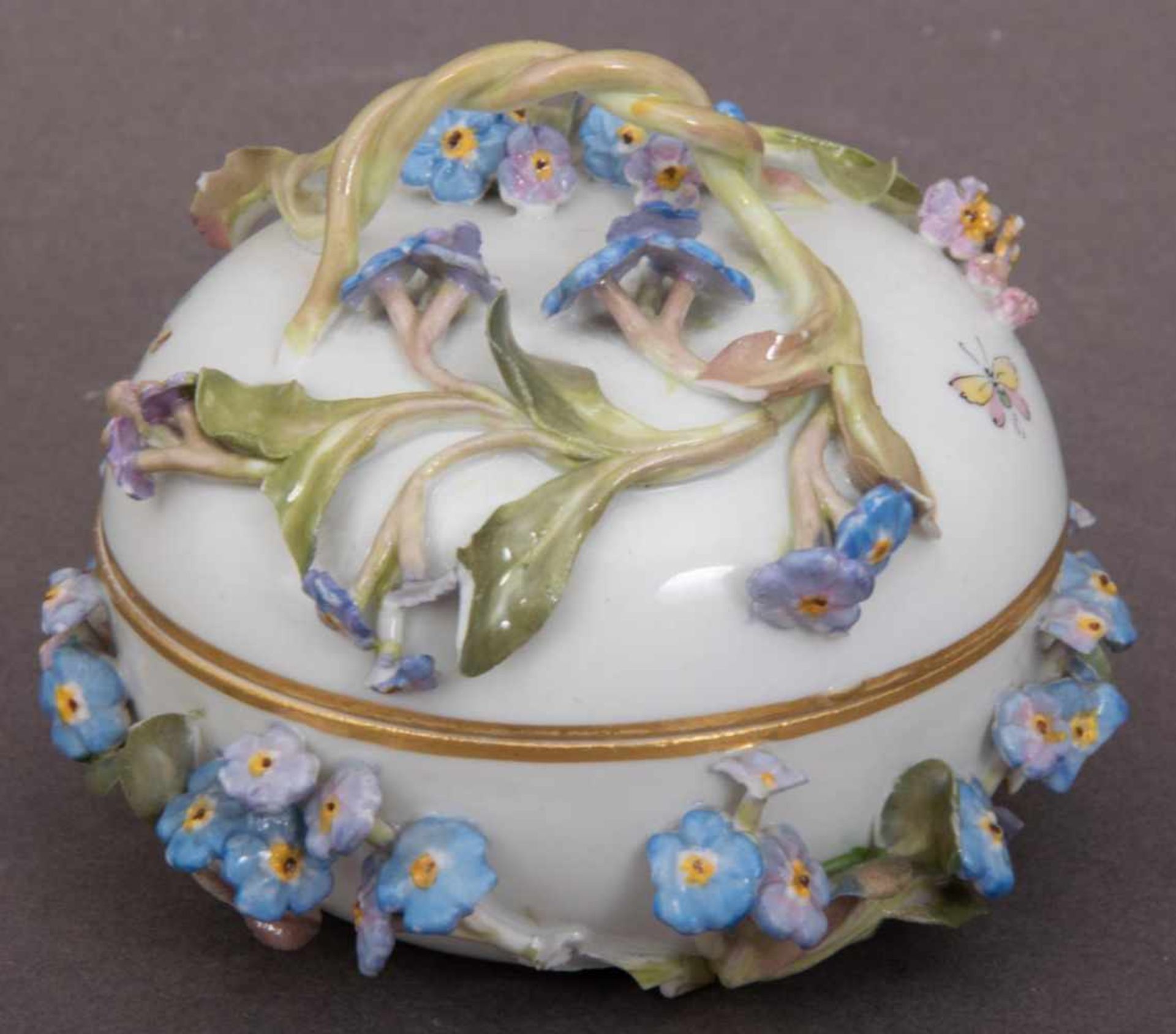 Deckeldose. Meissen. Schwertermarke, 1. Wahl, 19./20. Jhd. Weißporzellan mit opulentem, - Image 3 of 5