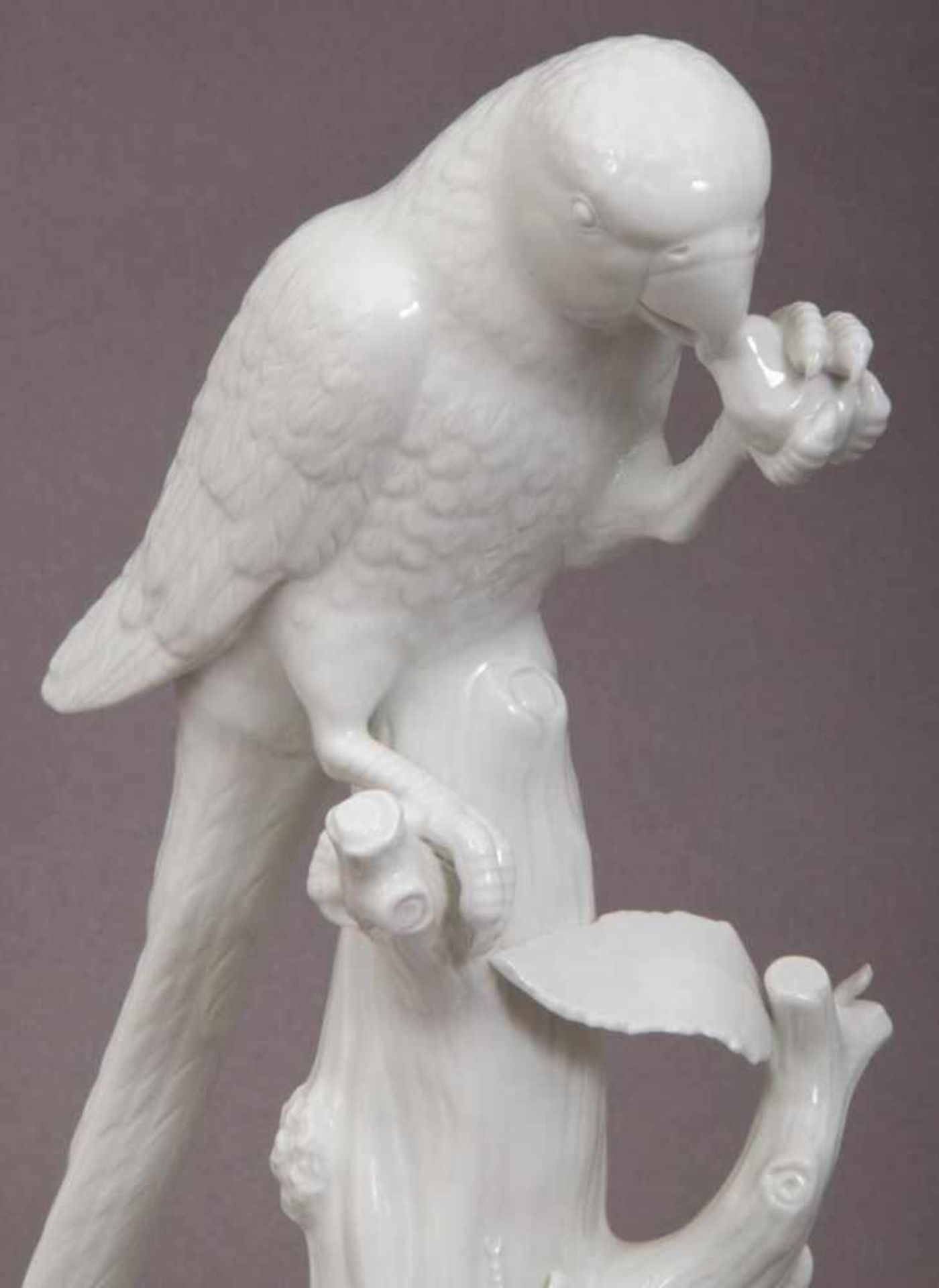 "Papagei auf Ast". Elegante, weiße Meissen Porzellanfigur nach einem Entwurf von Johann Joachim - Image 2 of 8