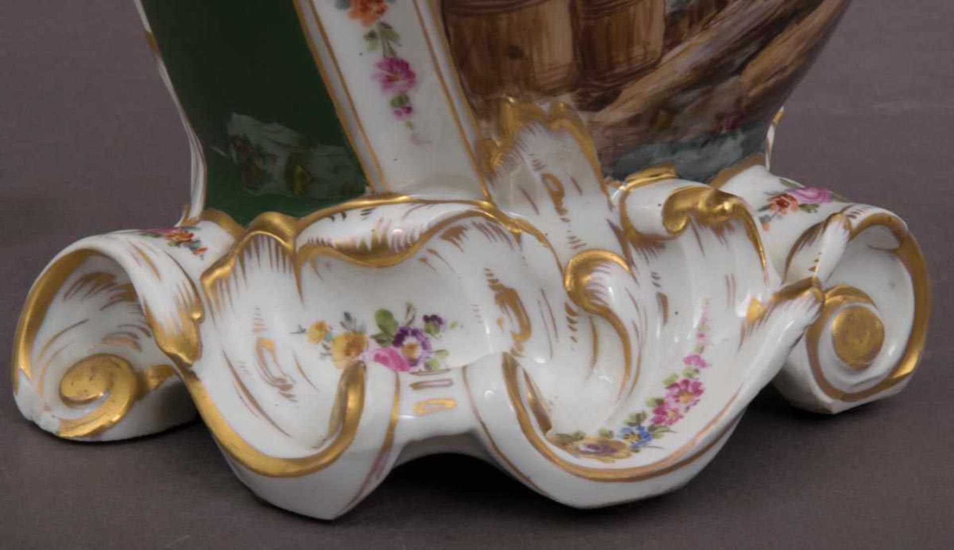 Prachtvolle Deckelvase der "Belle Epoque". Weißporzellan beidseitig mit polychromen Kauffahrtei- - Image 21 of 28