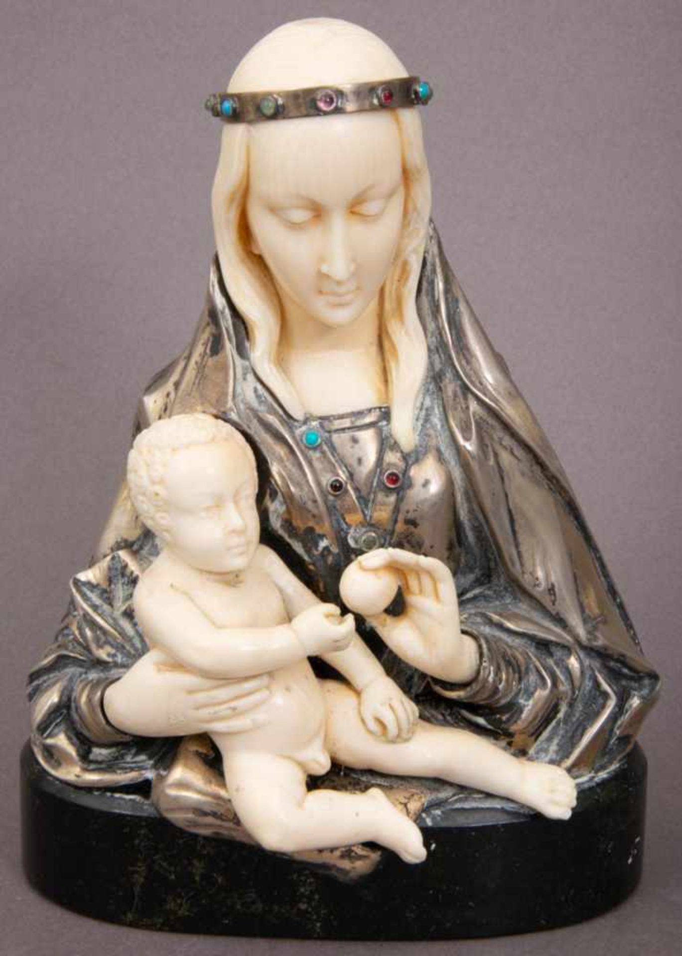 "Madonna - Maria mit dem Jesus-Knaben". Elfenbein geschnitzt, Silber mit Halbedelsteinbesatz. - Bild 3 aus 11