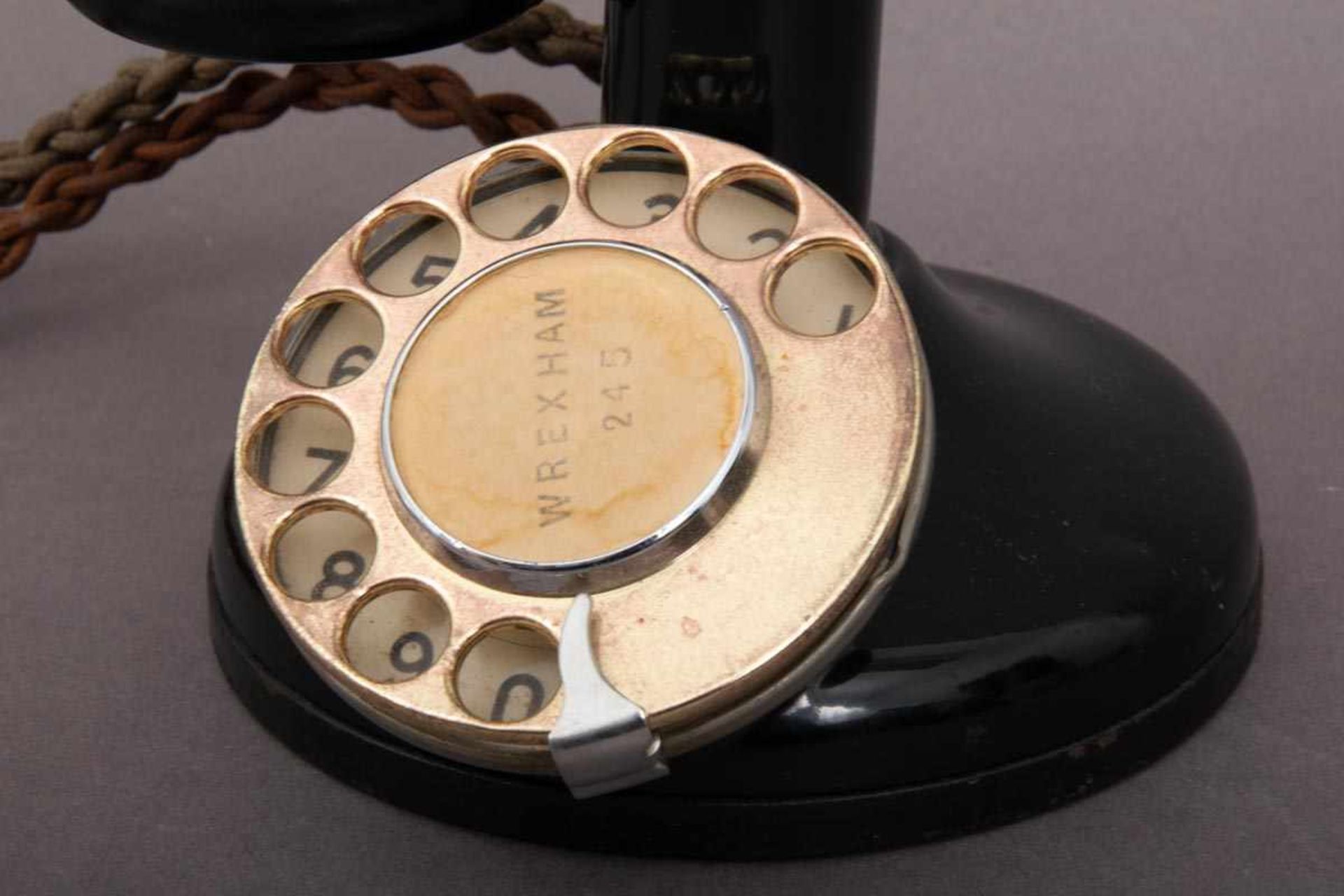 Altes Telefon. England um 1920/30. Schwarz lackiertes Metall mit Wählscheibe, Sprechmuschel und - Bild 2 aus 11