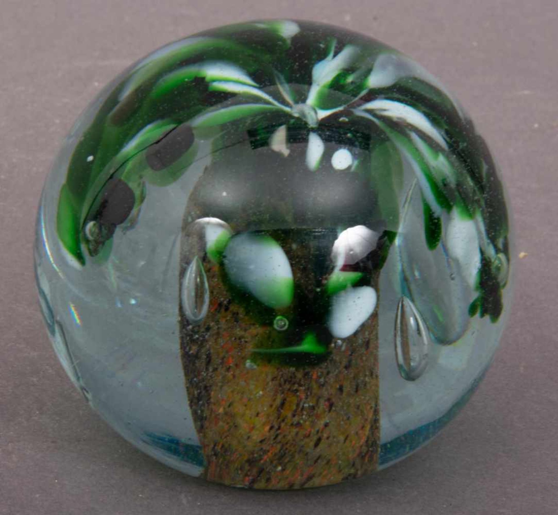 Zwei versch. Paperweights, 1 x rundes, unsigniert, Durchmesser ca. 9 cm & 1 x ovales, signiert/bez.: - Bild 6 aus 7