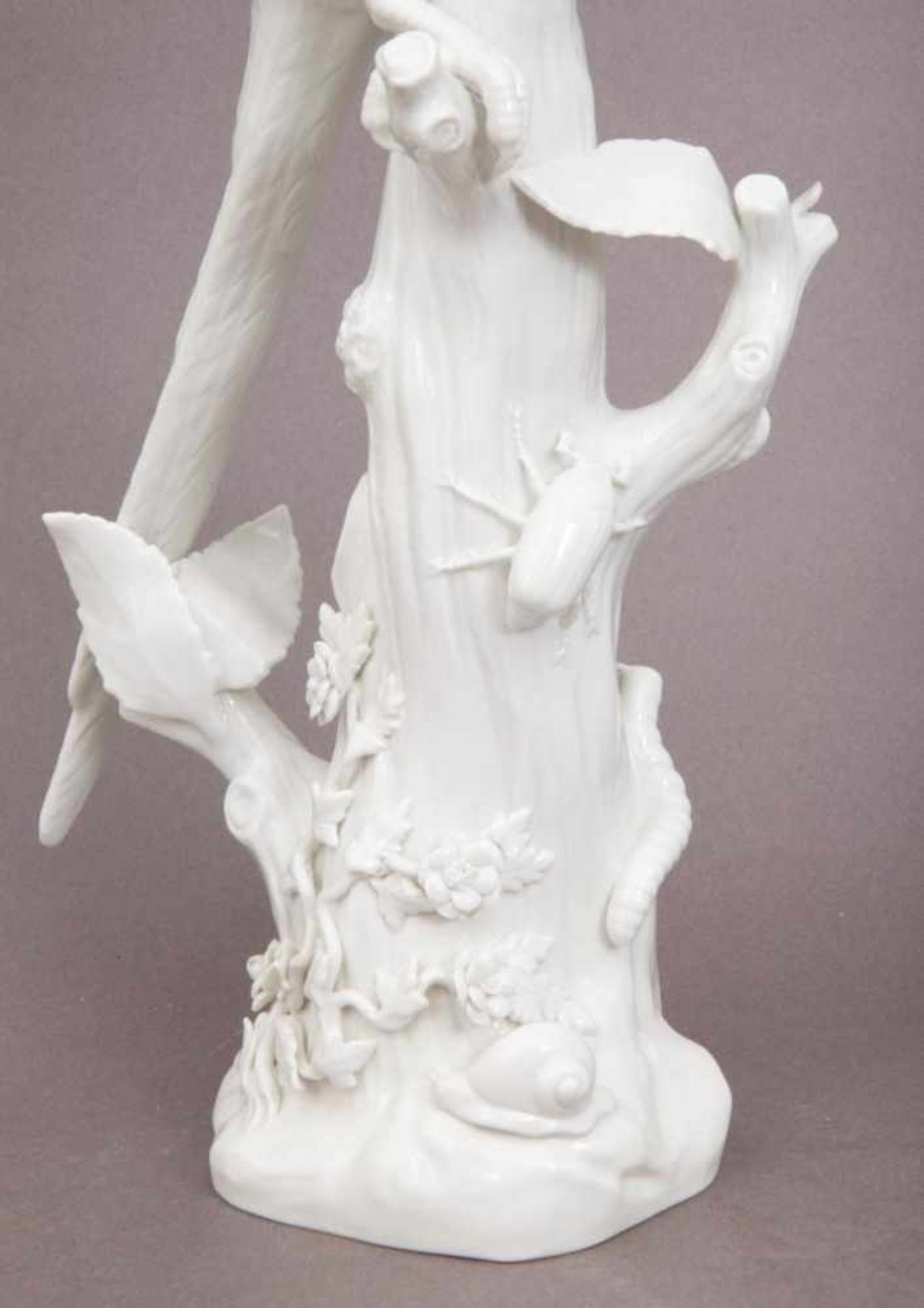 "Papagei auf Ast". Elegante, weiße Meissen Porzellanfigur nach einem Entwurf von Johann Joachim - Image 3 of 8