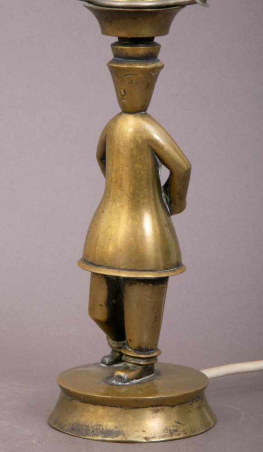 "Junges Mädchen" im Schnee, Tischlampenfuß der 1920er/30er Jahre, Messing. Höhe der Figur ca. 20 cm. - Bild 2 aus 11