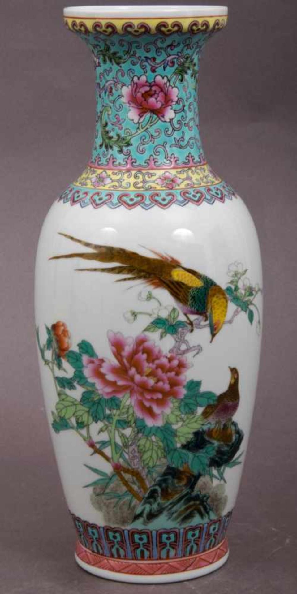 Chinesische Porzellanvase, polychromer floraler & faunaler Emailledekor, Boden mit 4 Zeichenmarke in