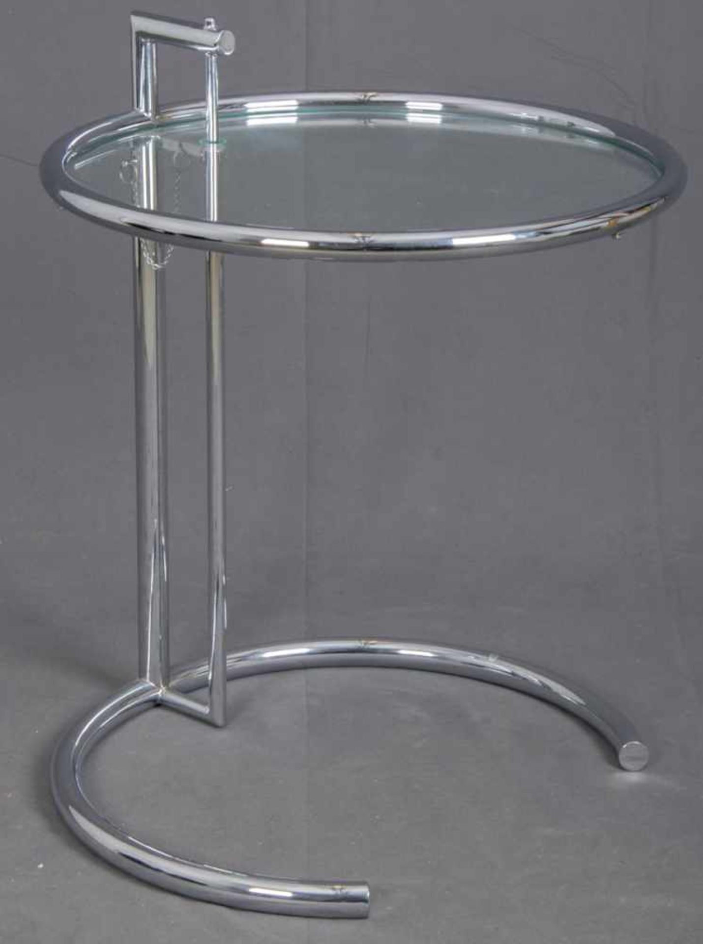 Beistelltisch "ADJUSTABLE TABLE E1027", verchromtes Metall & Glas, designed by Eileen Gray (