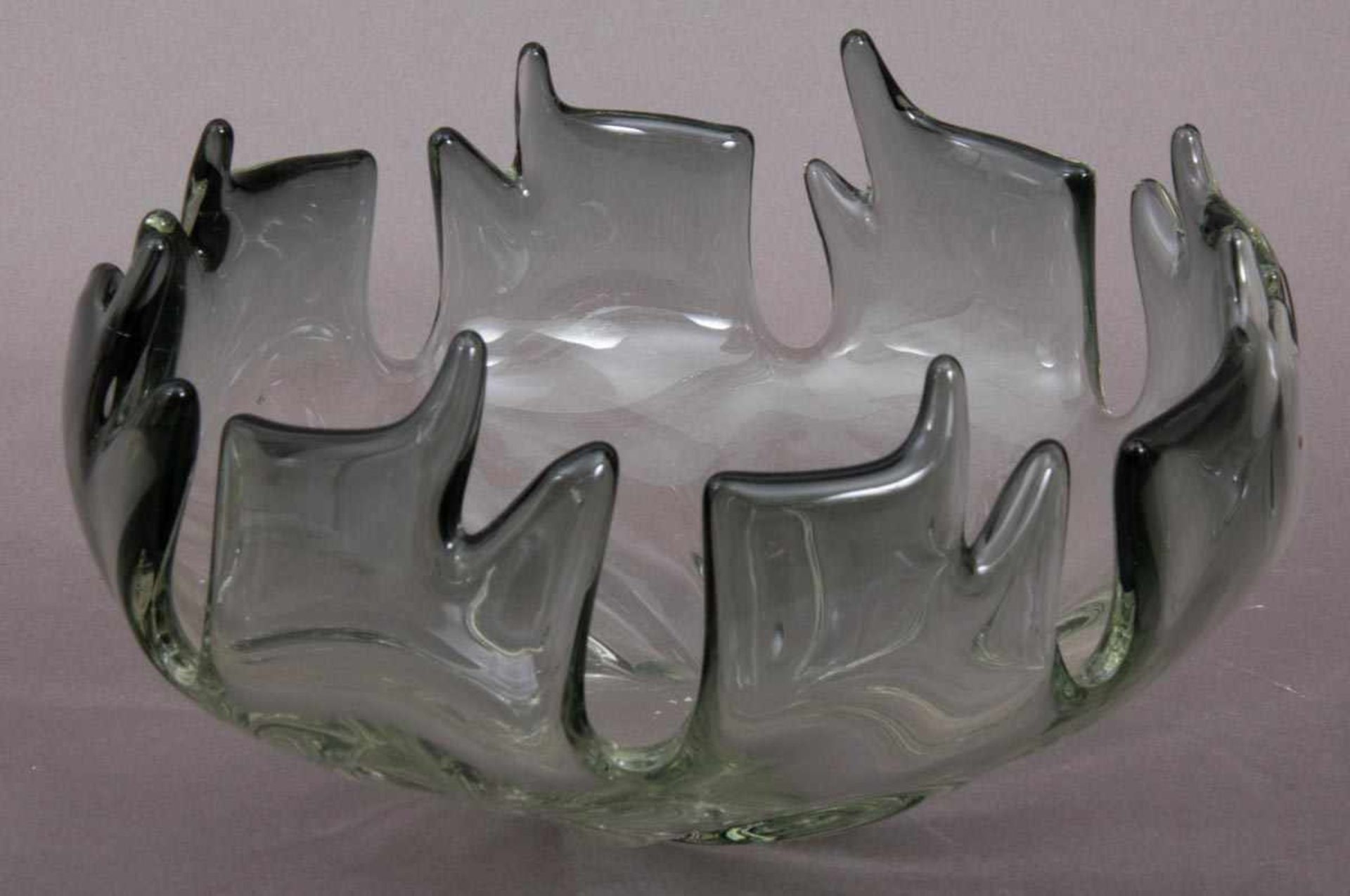 Stylische Glasschale der 1960er/70er Jahre. Höhe ca. 12,4 cm, Durchmesser ca. 23 cm.