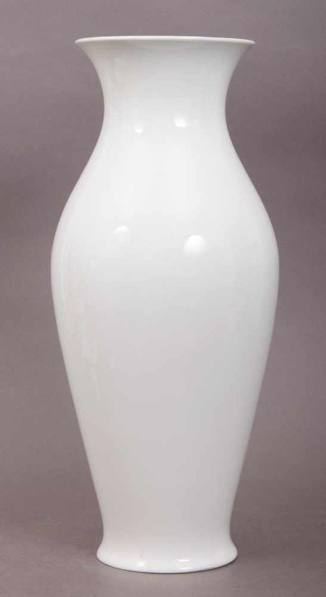 Bodenvase der KPM-Berlin, 1. Wahl, Weißporzellan, unter Glasur blaue Szeptermarke, Höhe ca. 45 cm. - Image 2 of 6