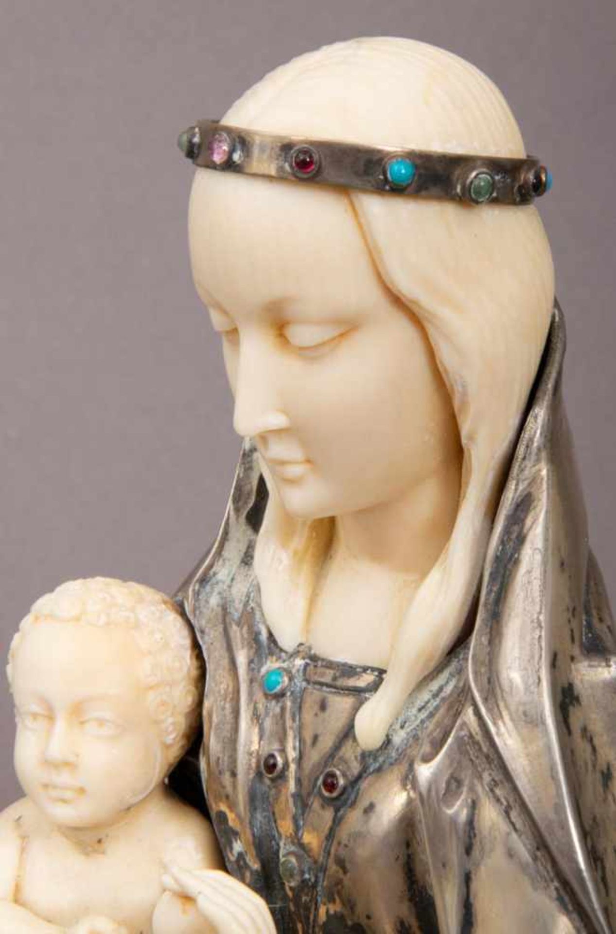 "Madonna - Maria mit dem Jesus-Knaben". Elfenbein geschnitzt, Silber mit Halbedelsteinbesatz. - Bild 6 aus 11