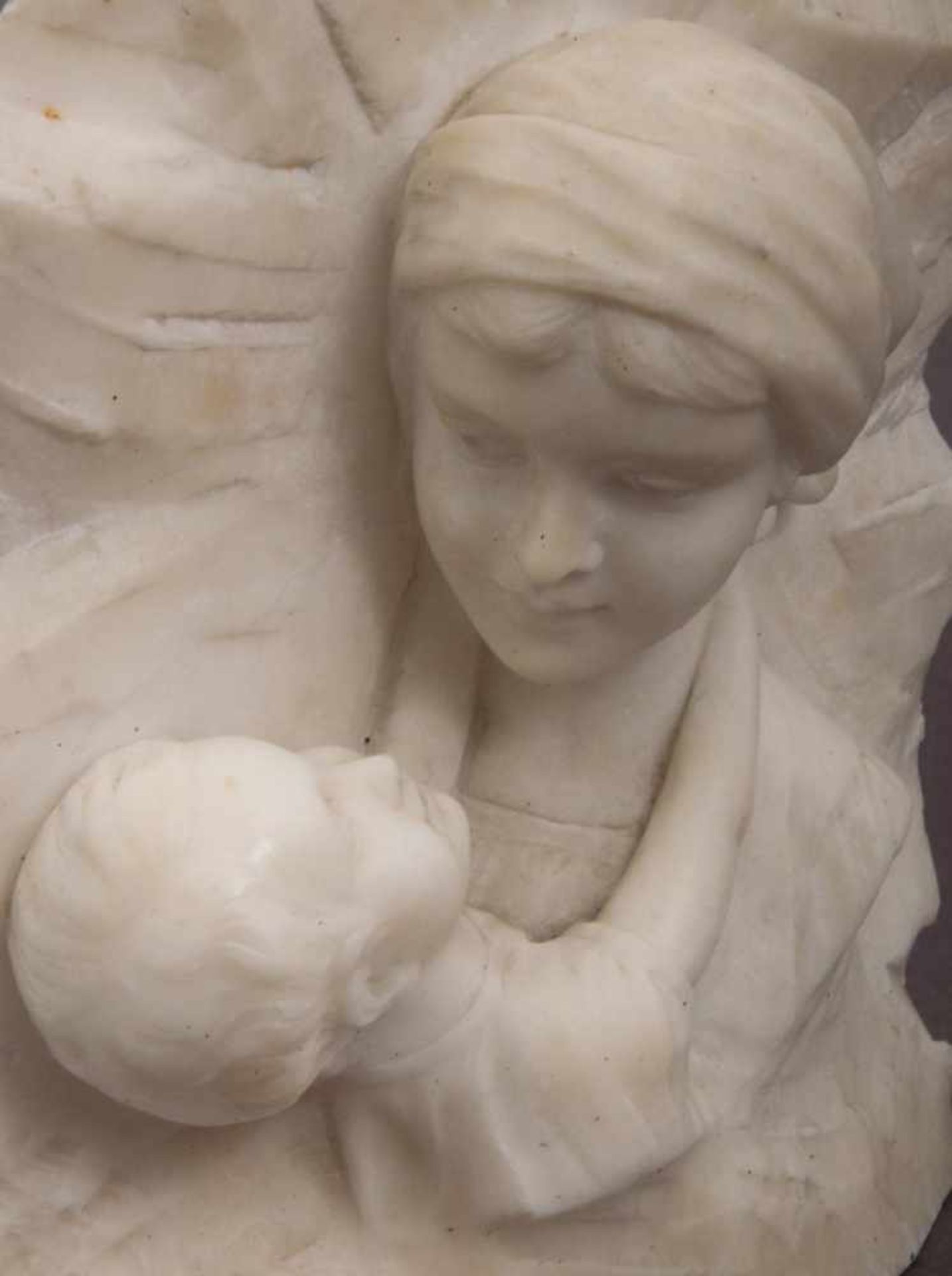 "Mutter und Kind". Reliefschnitzarbeit. Alabaster. Signiert "Melani". Ca. 23 x 19 cm. Um 1900/20. - Image 5 of 6