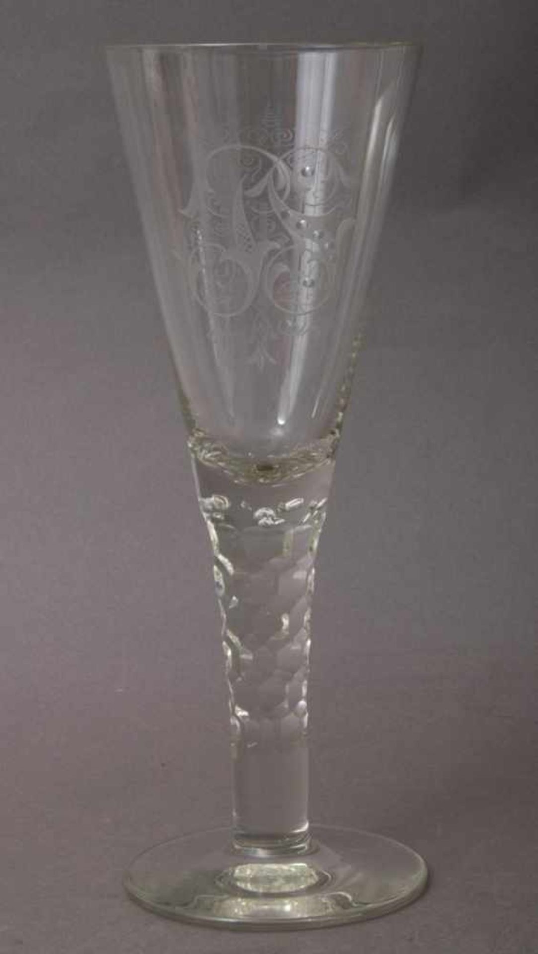 Großes Pokalglas, Lauenstein/Weserbergland um 1900. Höhe ca. 28,5 cm, Durchmesser ca. 10,5 cm.