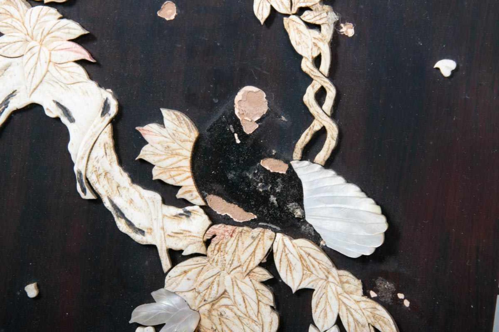 Antike, chinesisches Wandpaneel, Holz mit floralem & faunalem Schmuckstein- & Knochen-/Beinbesatz. - Bild 4 aus 7