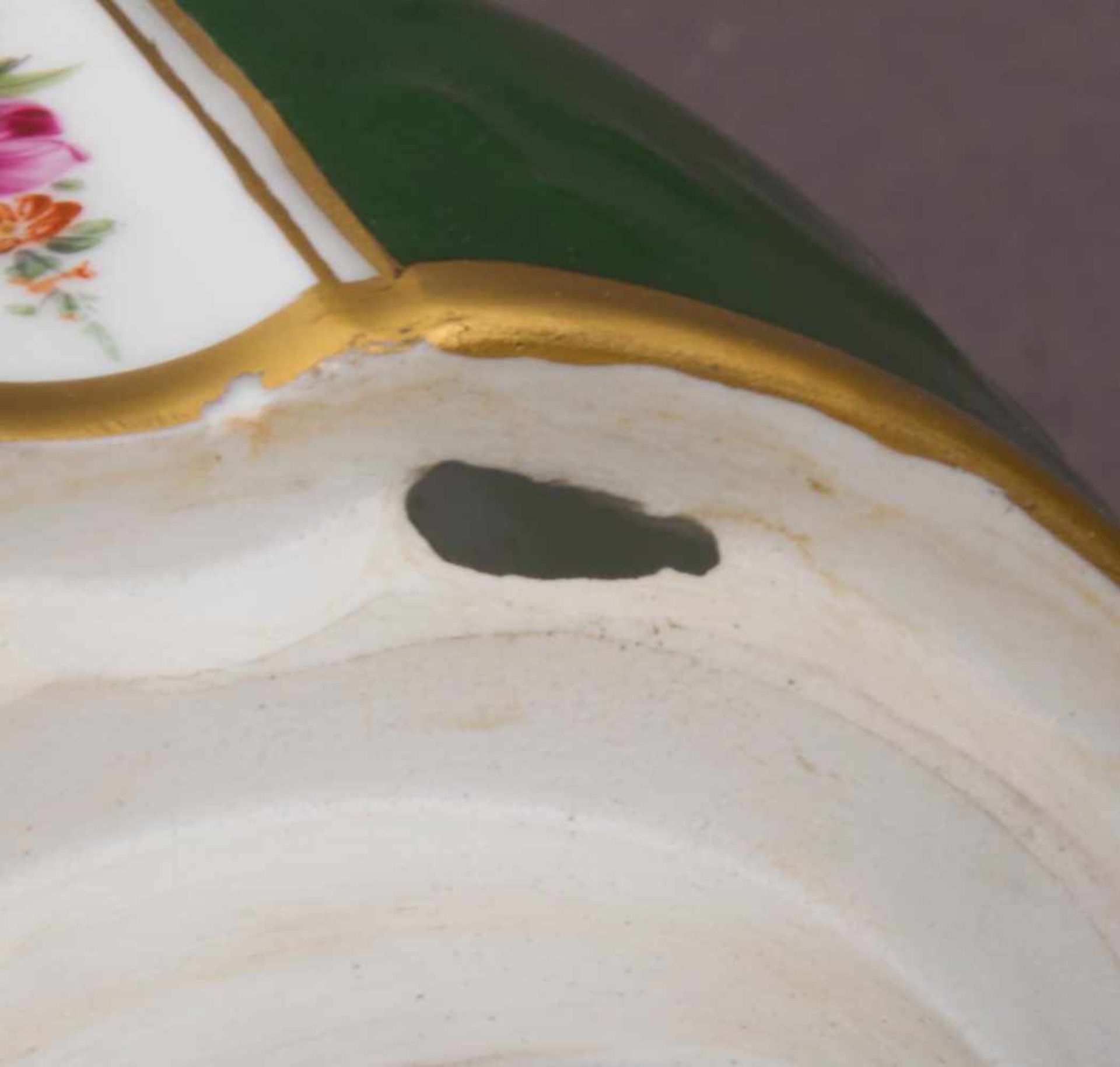 Prachtvolle Deckelvase der "Belle Epoque". Weißporzellan beidseitig mit polychromen Kauffahrtei- - Image 5 of 28