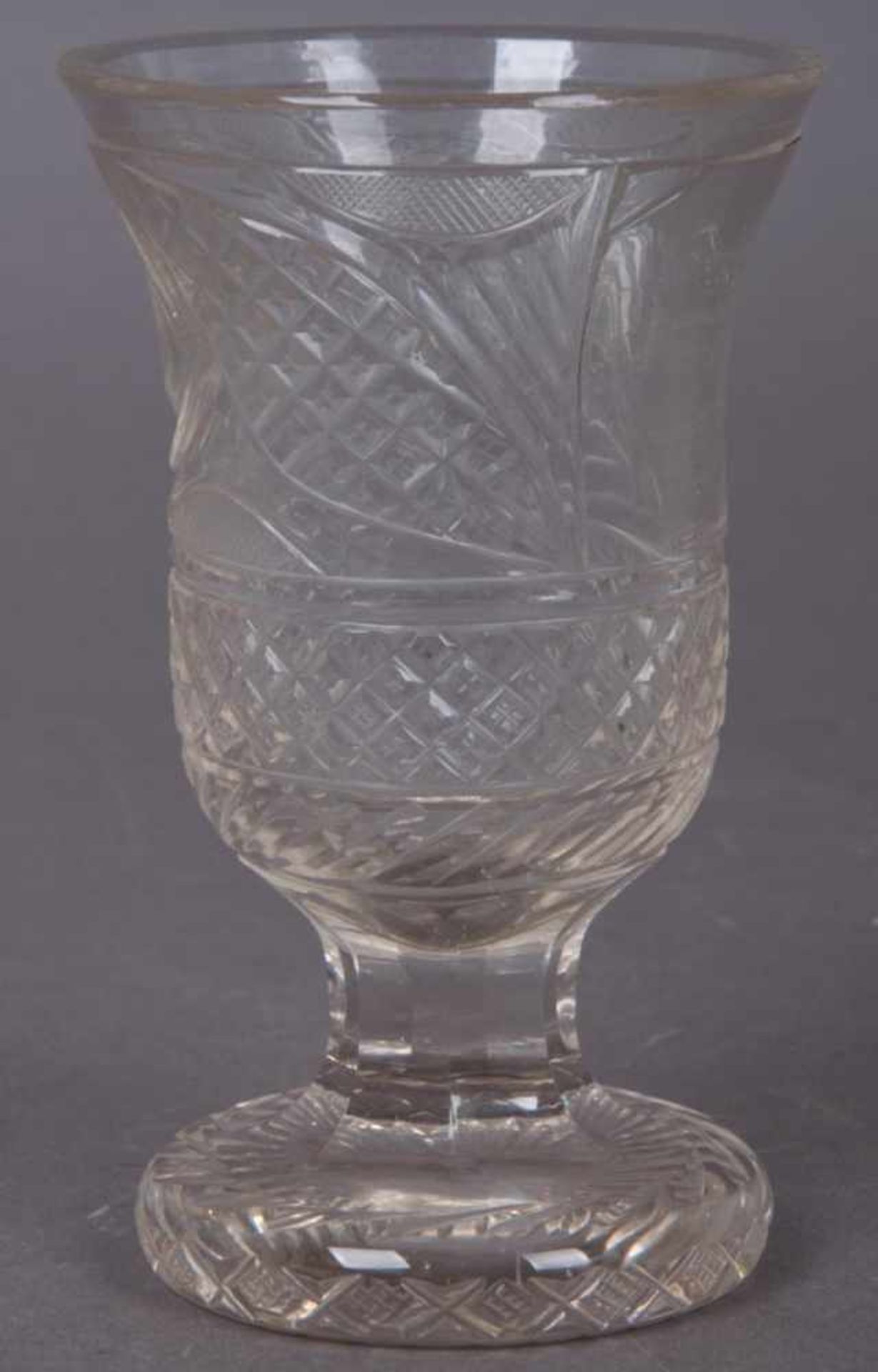 Pokalglas. Böhmen, Biedermeier, um 1830/40. Runder Fuß mit verschiedenem Schraffurdekor, unterseitig - Image 2 of 2