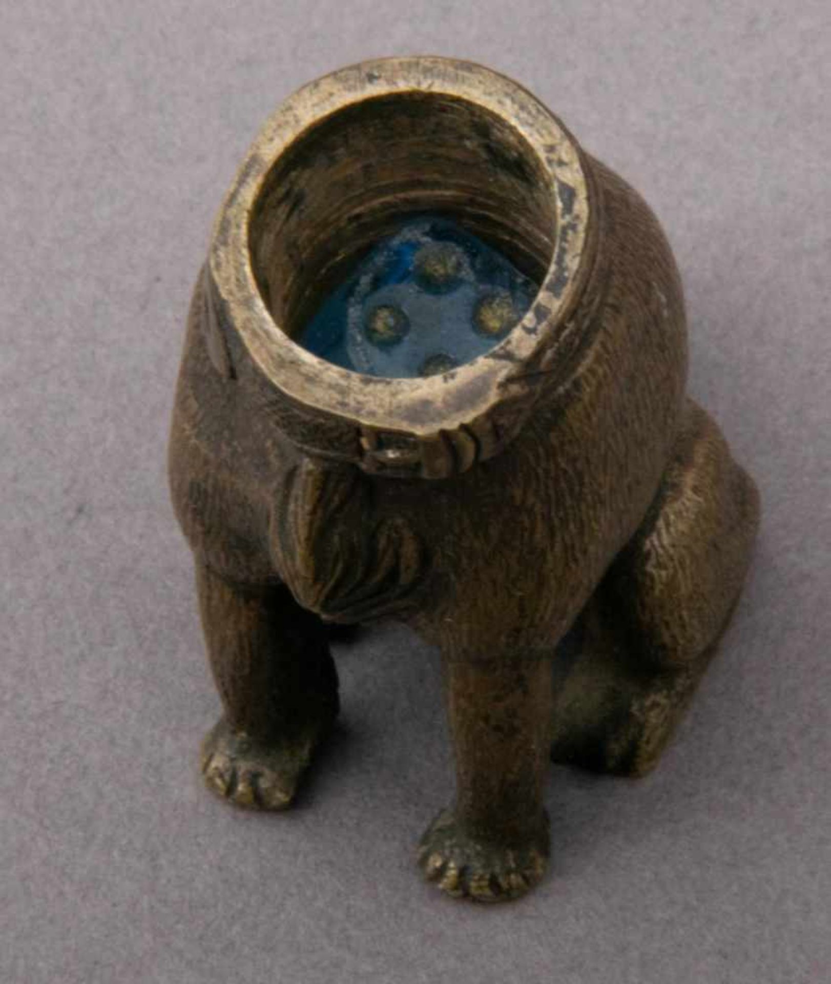 Kleiner MOPS als Deckeldöschen. Wohl Wiener Bronze. Höhe ca. 4,8 cm. - Bild 5 aus 6