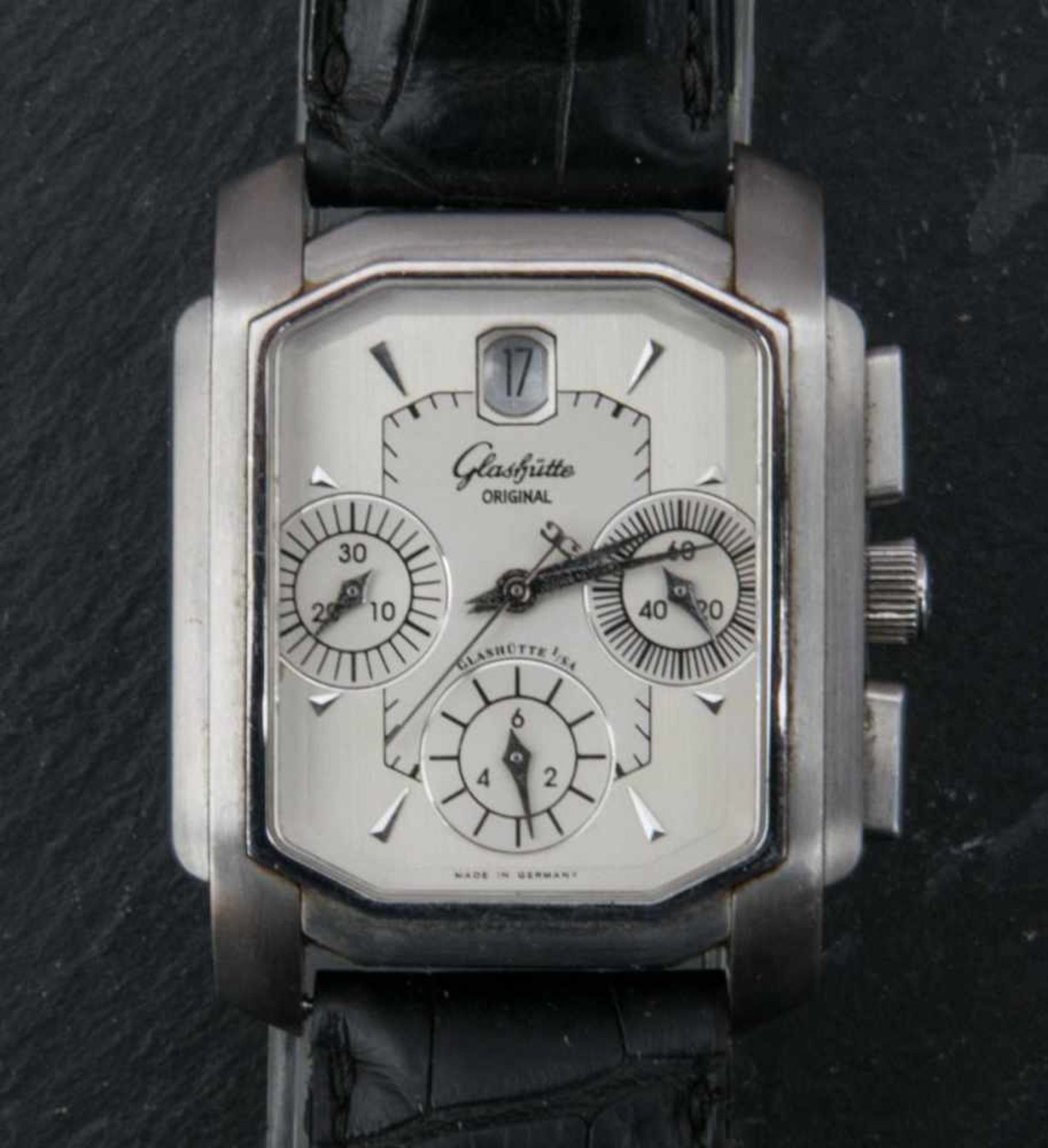 GLASHÜTTE ORIGINAL KARREE Herrenarmbanduhr, Automatik, verschraubtes Edelstahlgehäuse an schwarzem