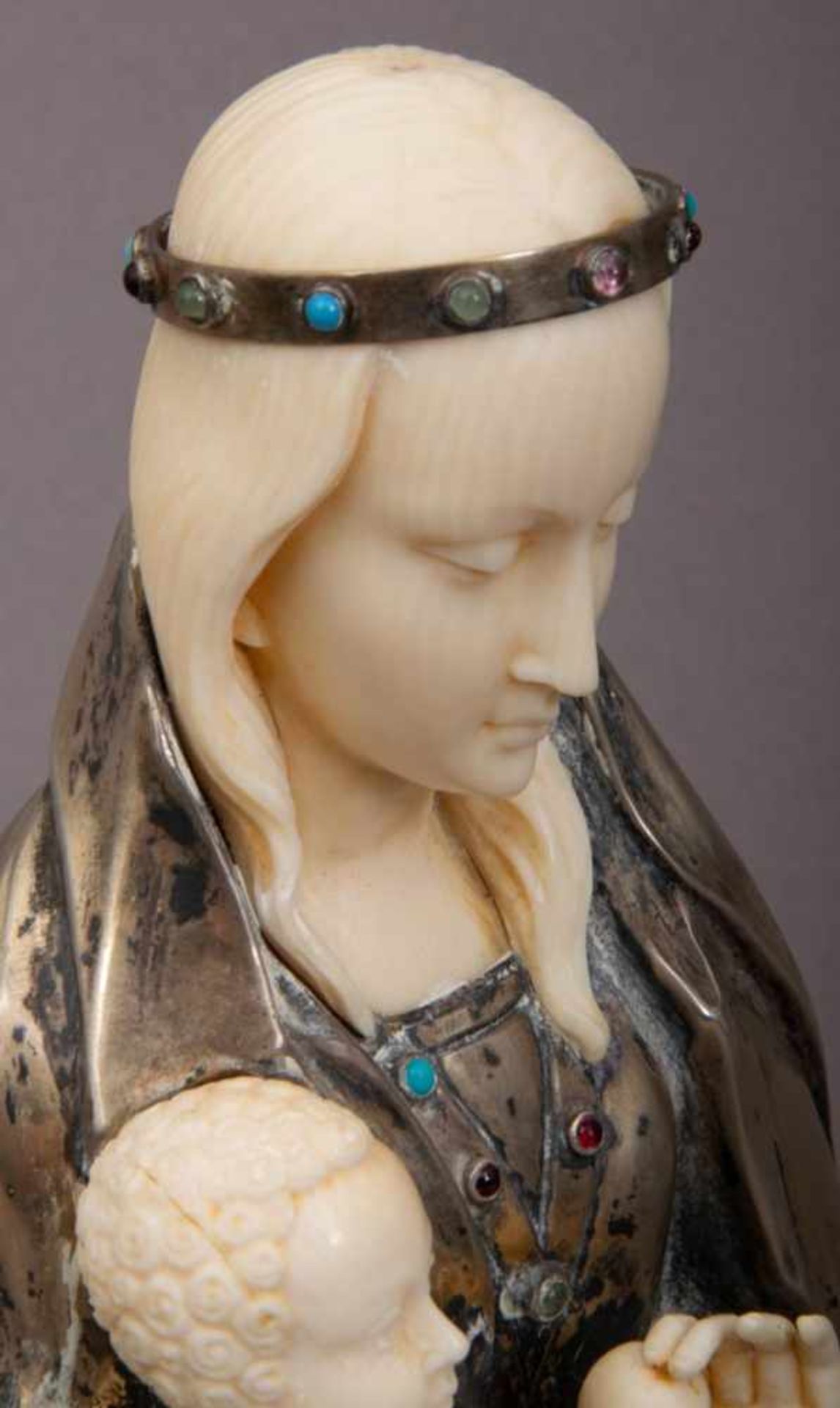 "Madonna - Maria mit dem Jesus-Knaben". Elfenbein geschnitzt, Silber mit Halbedelsteinbesatz. - Bild 8 aus 11