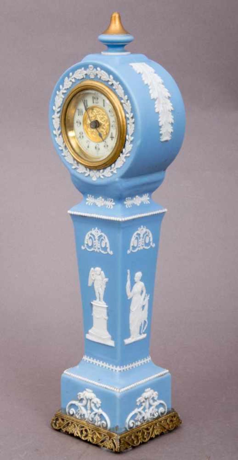 Wedgwood-Tischuhr in Säulenform, Höhe ca. 32 cm, um 1900/20. Selten. Ideal für jedes "Frauenzimmer". - Image 2 of 9